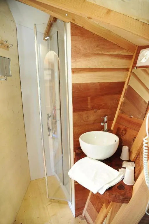 Shower in Hôtel Restaurant Le Relais de l'Estuaire