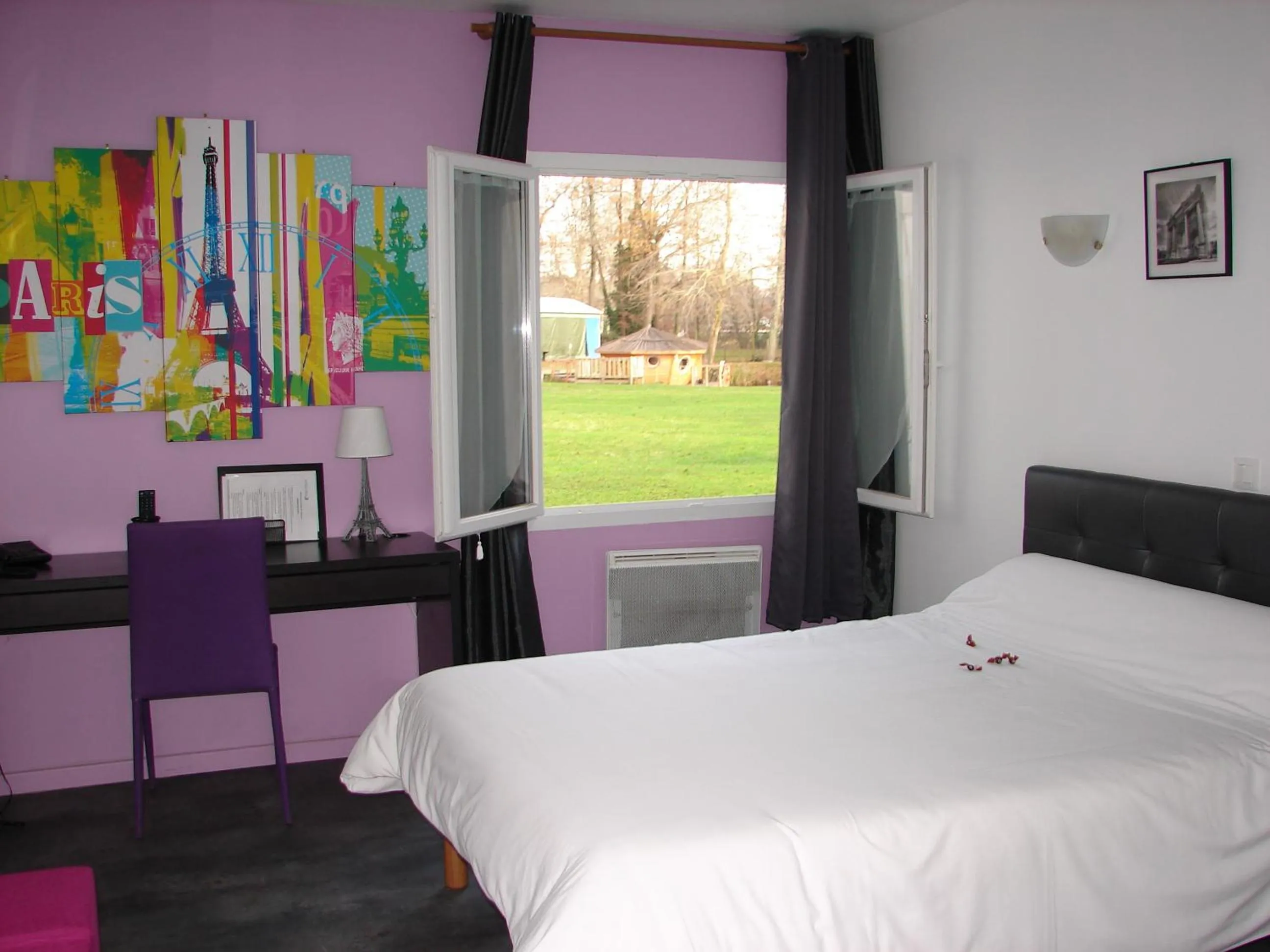 Lake view, Bed in Hôtel Restaurant Le Relais de l'Estuaire