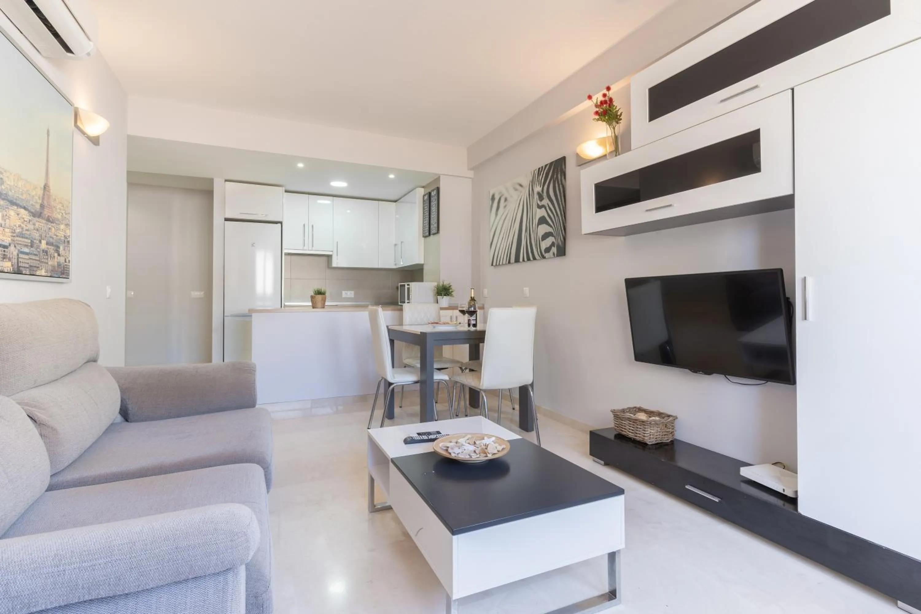 Kitchen or kitchenette in Apartamentos Castillo by Sur Suites