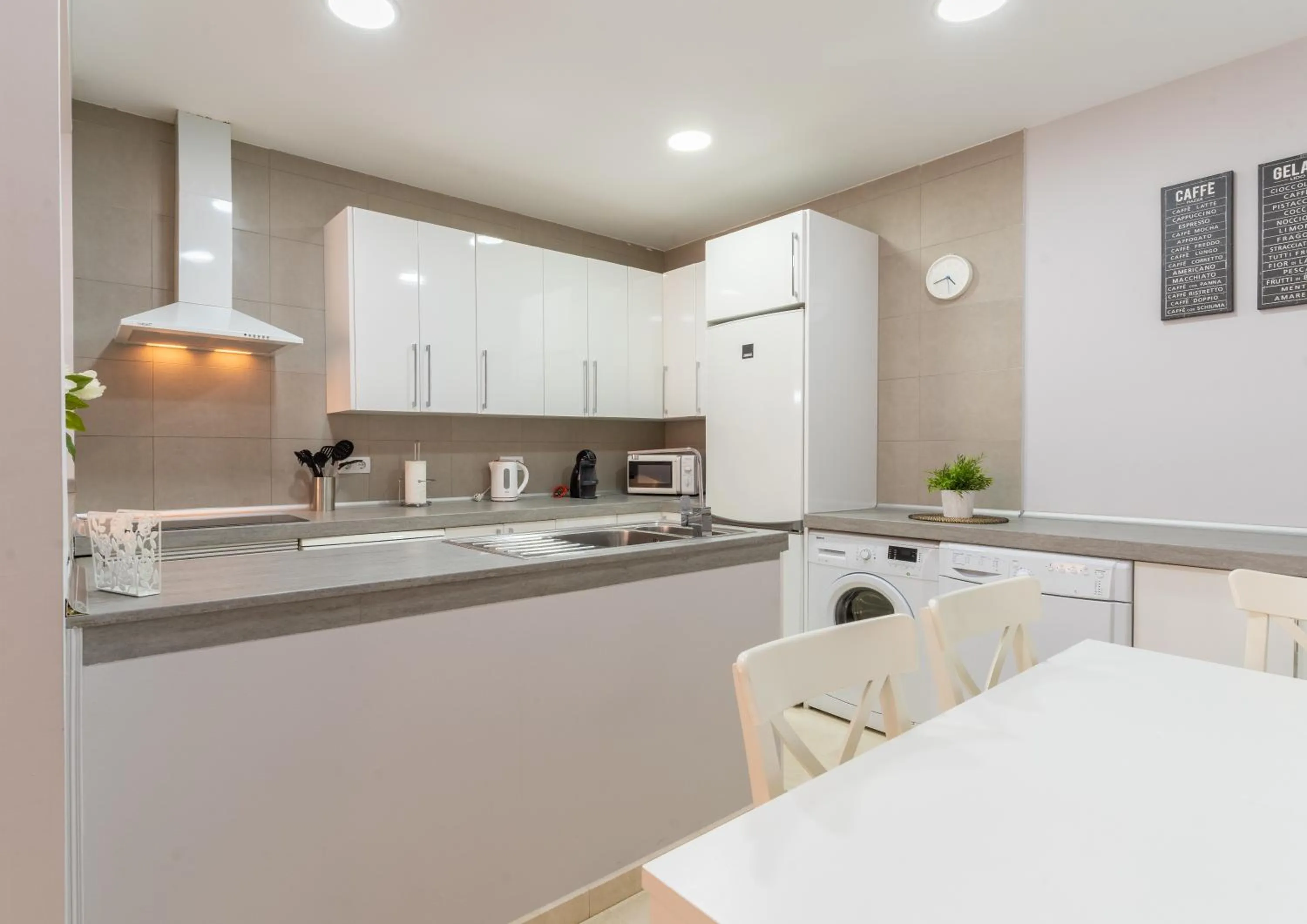 Kitchen or kitchenette in Apartamentos Castillo by Sur Suites