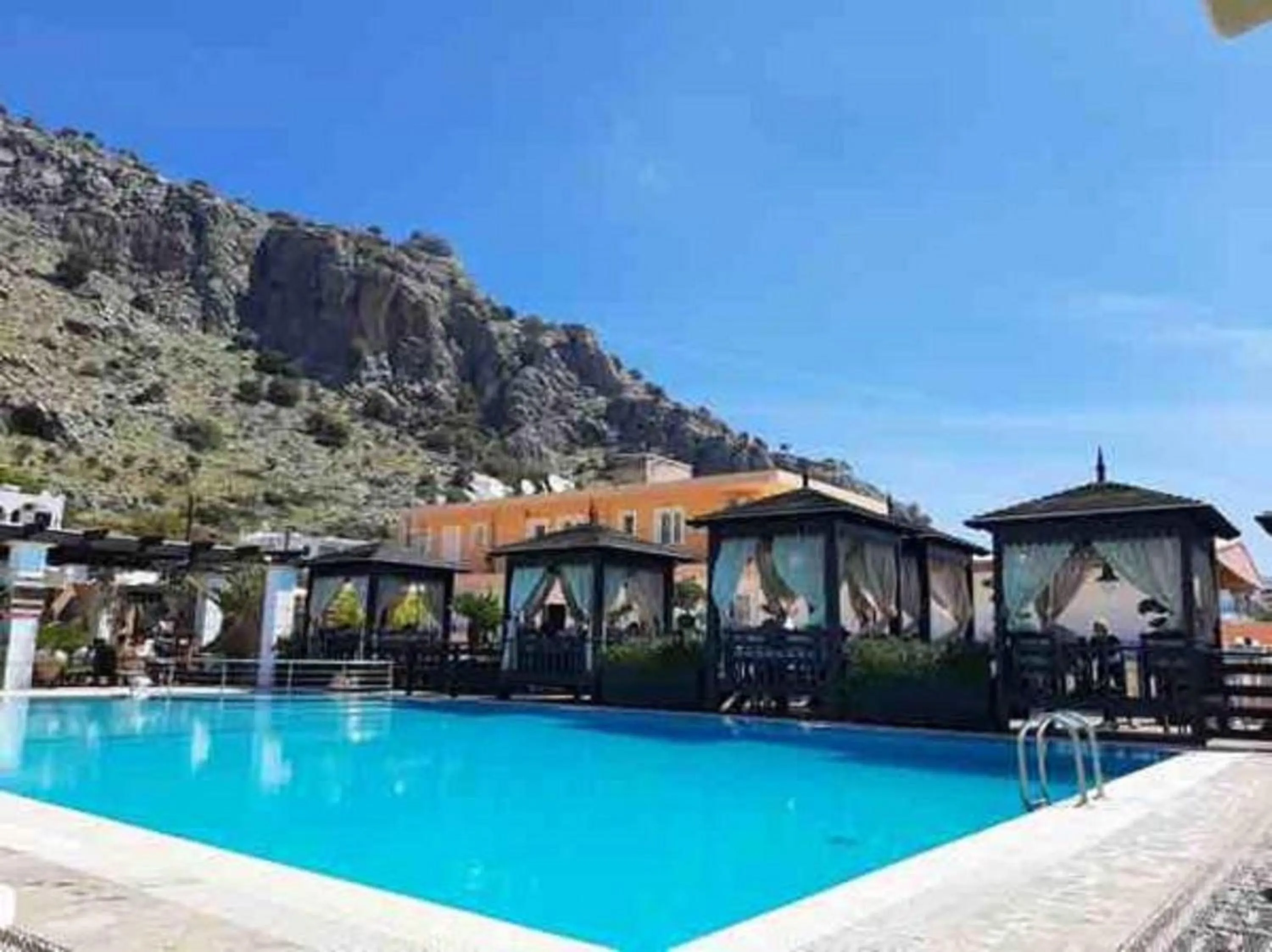 Swimming pool in Coralli Apartments