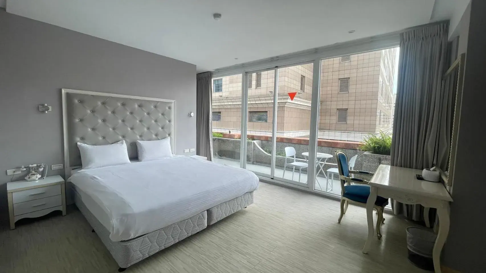 Deluxe Double Room with City View and Balcony in Lion King Hotel Deluxe Double Room with City View and Balcony in Lion King Hotel