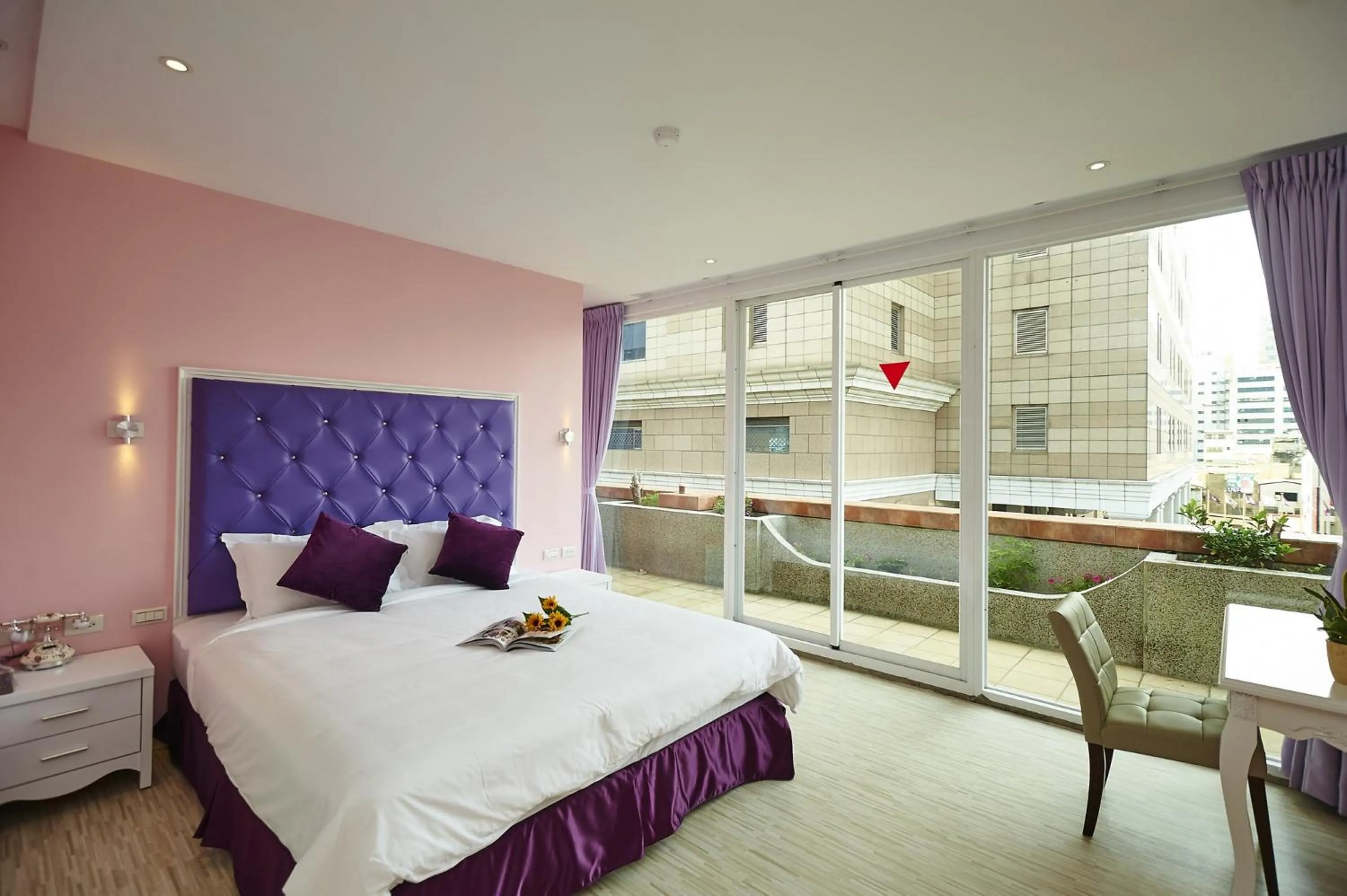 Photo of the whole room, Bed in Lion King Hotel