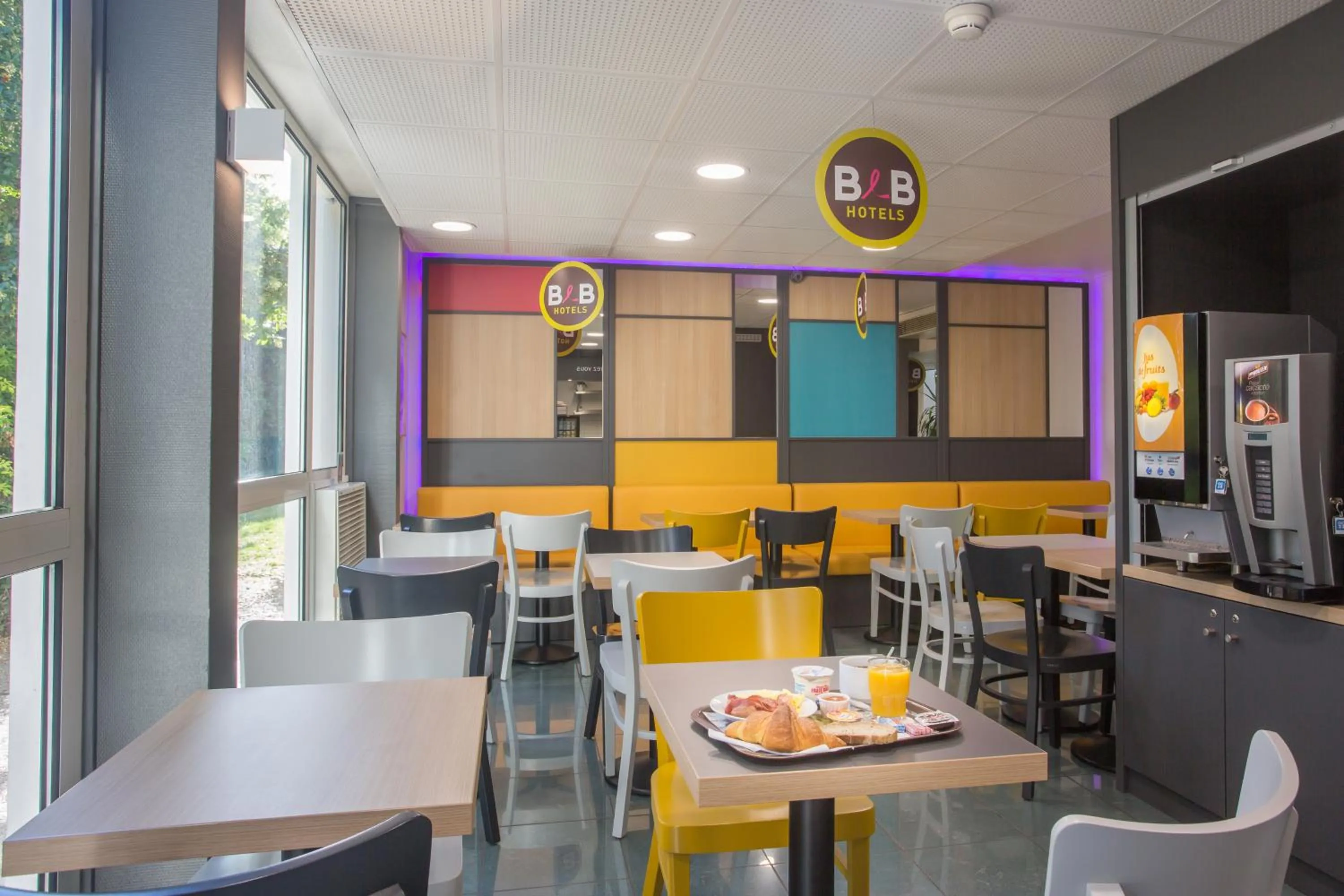 Buffet breakfast in B&B HOTEL Douai Parc Des Expos Cuincy