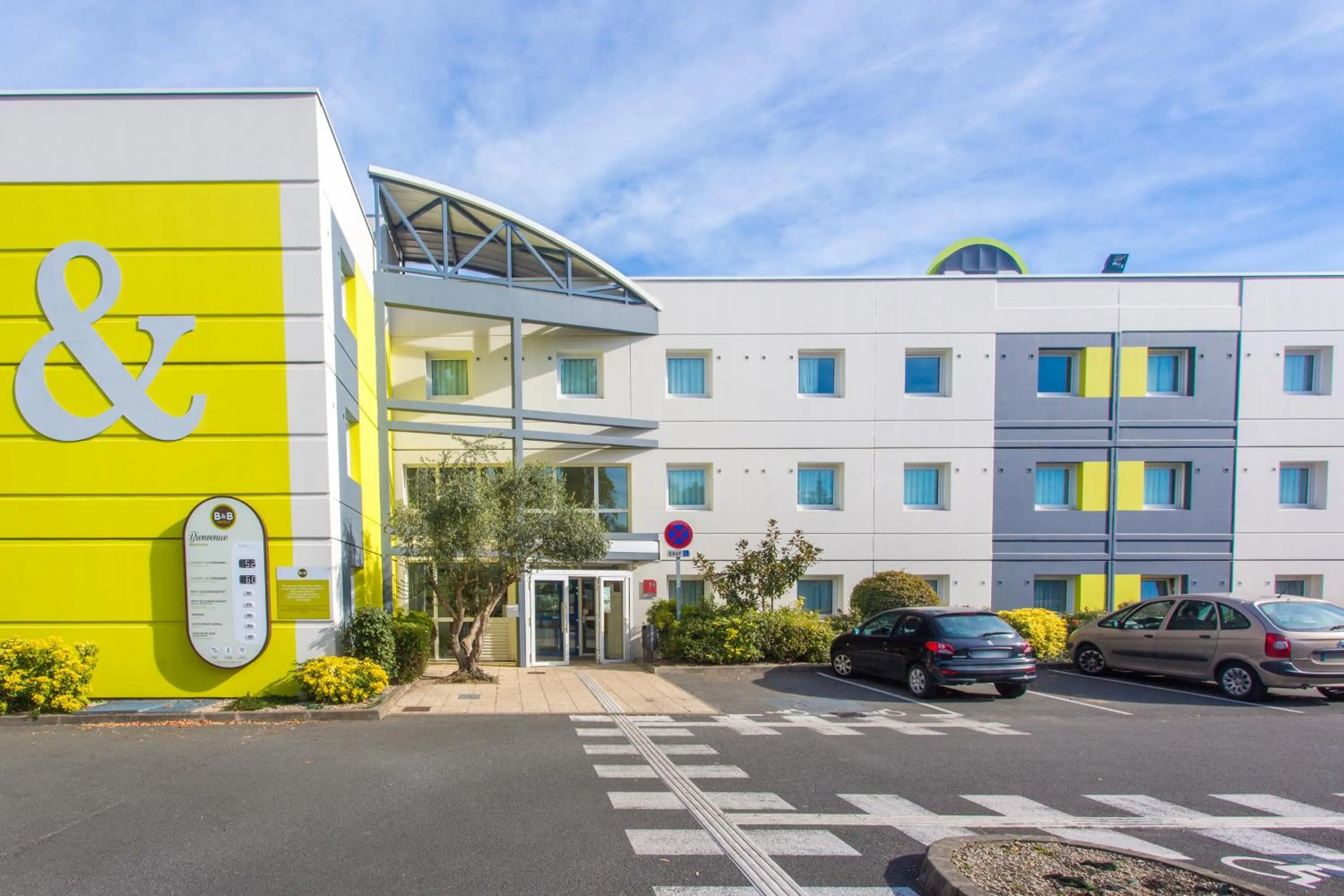 Facade/entrance in B&B HOTEL Douai Parc Des Expos Cuincy