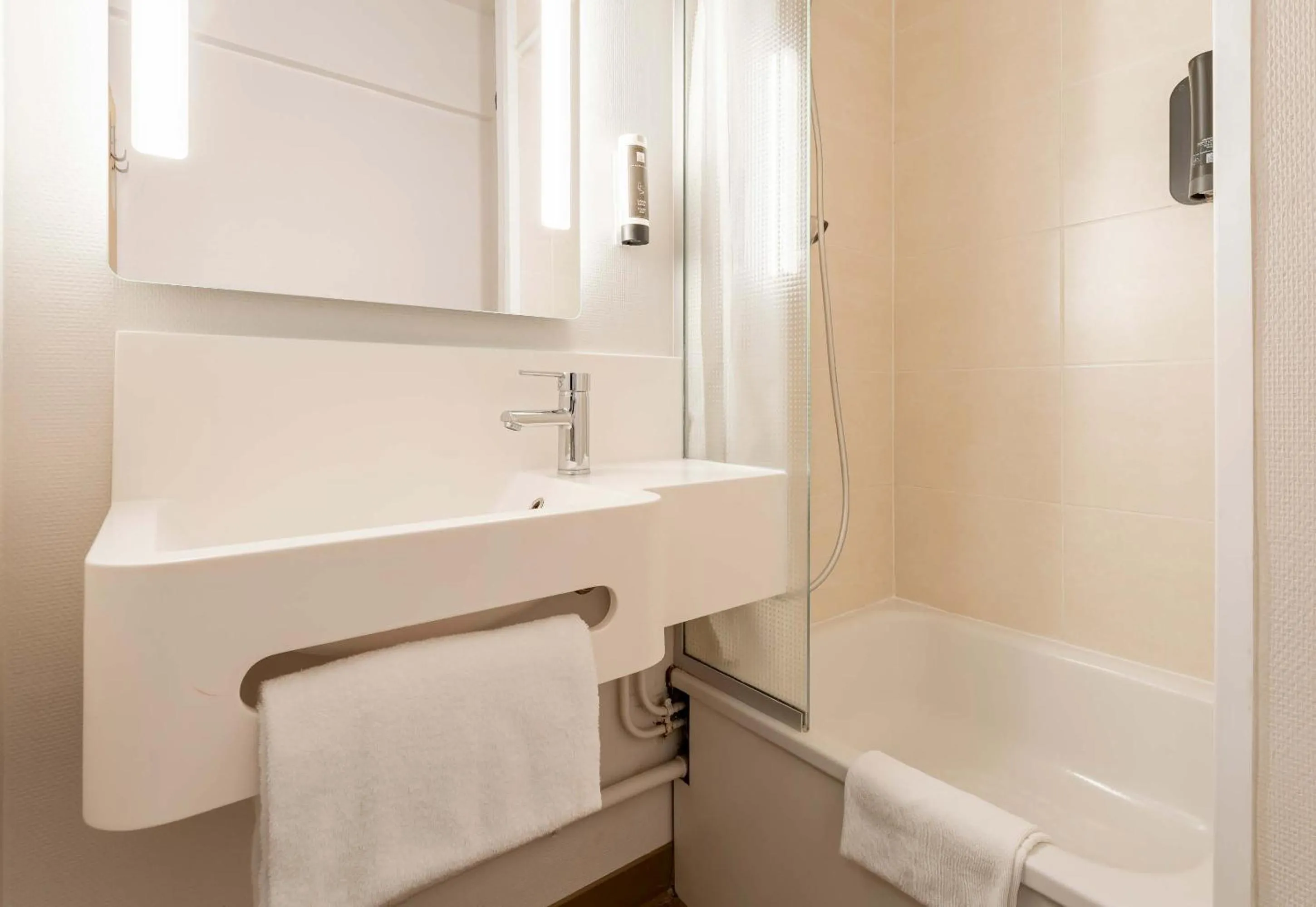 Bathroom in B&B HOTEL Douai Parc Des Expos Cuincy