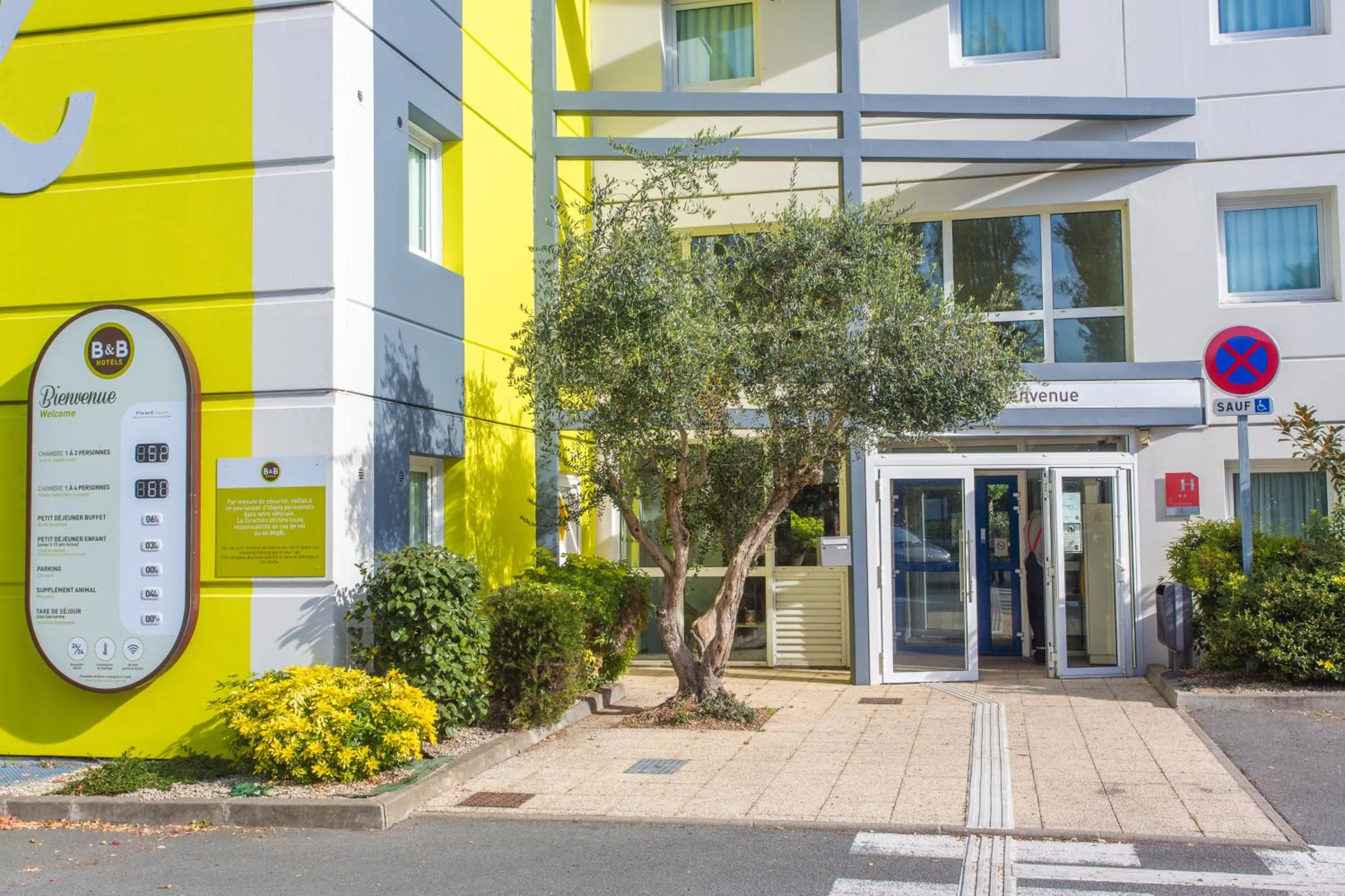 Facade/entrance in B&B HOTEL Douai Parc Des Expos Cuincy