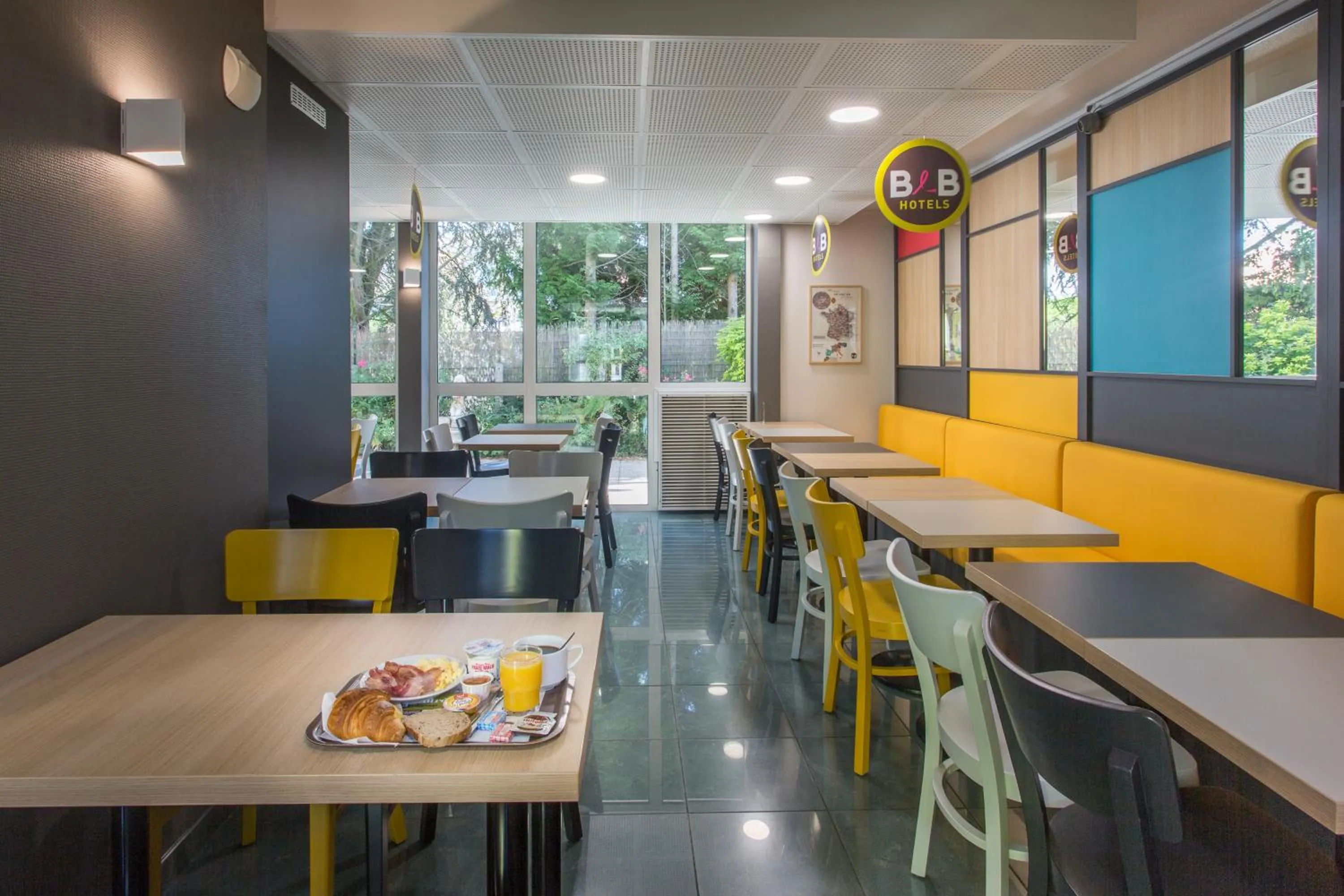 Buffet breakfast in B&B HOTEL Douai Parc Des Expos Cuincy