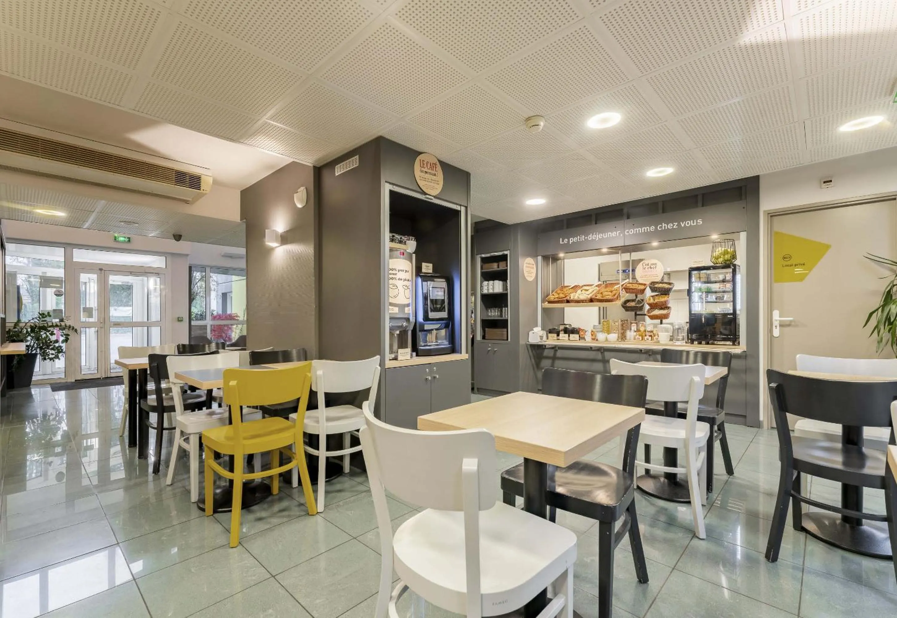 Buffet breakfast in B&B HOTEL Douai Parc Des Expos Cuincy