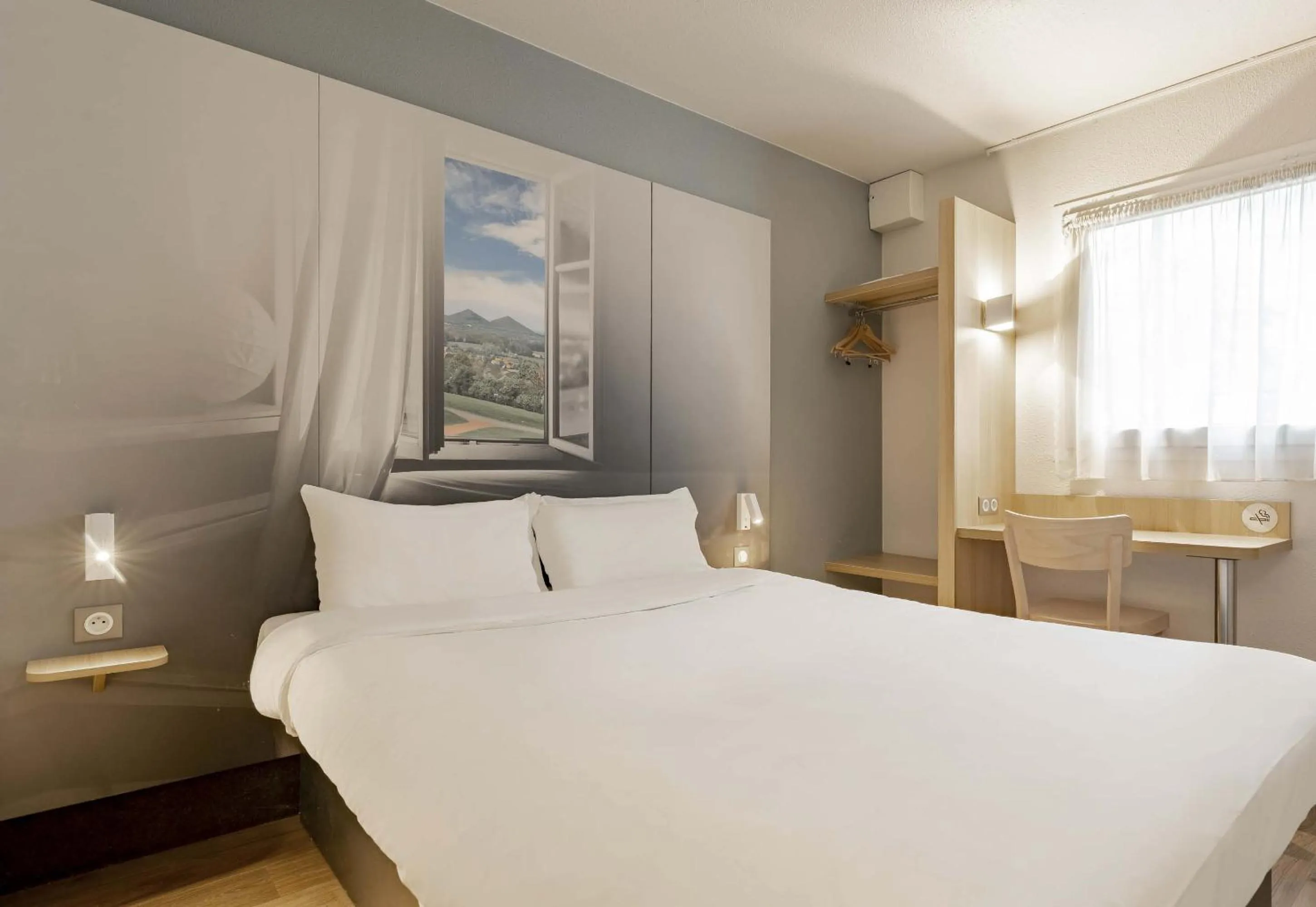 Bedroom, Bed in B&B HOTEL Douai Parc Des Expos Cuincy