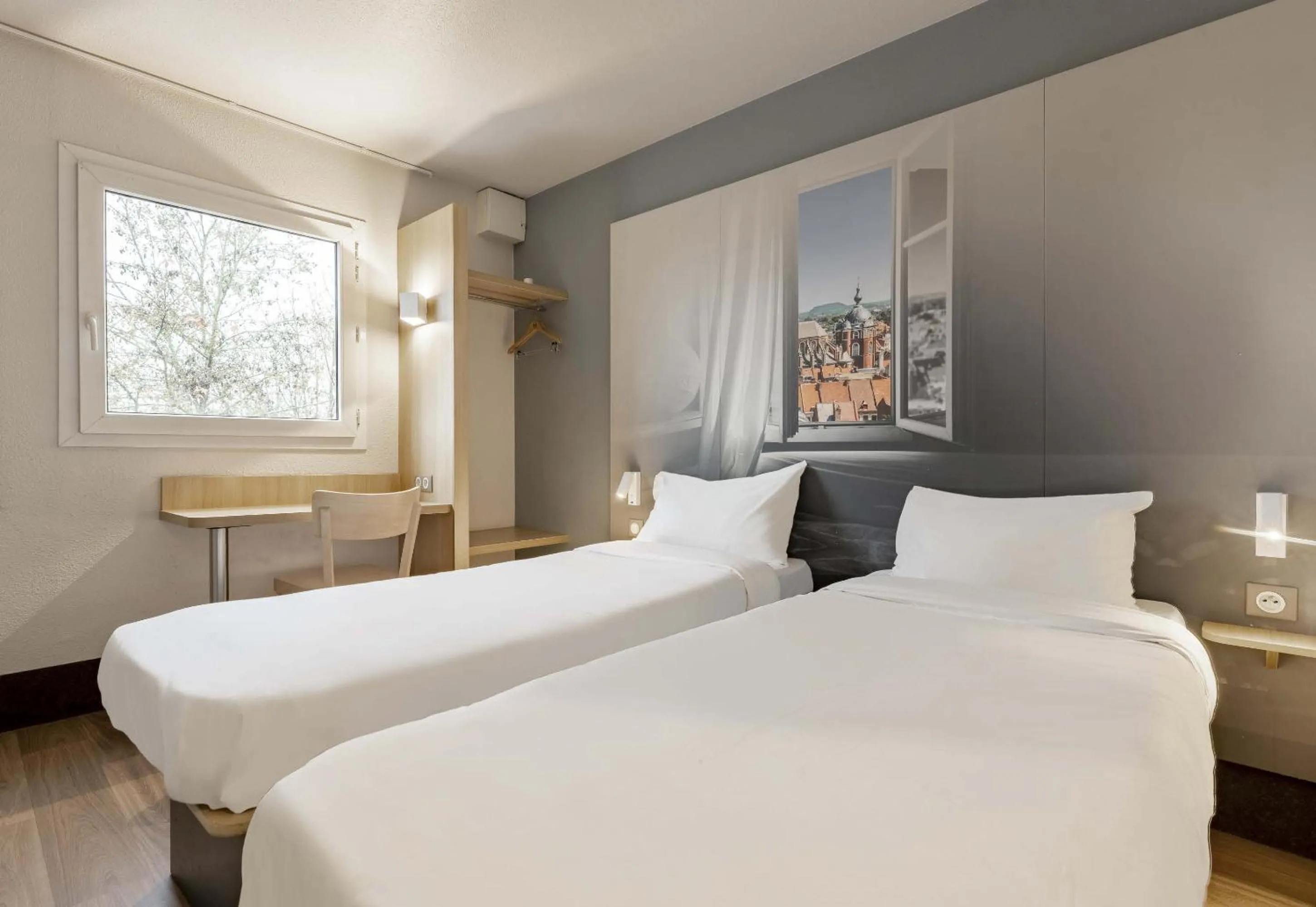 Bedroom, Bed in B&B HOTEL Douai Parc Des Expos Cuincy