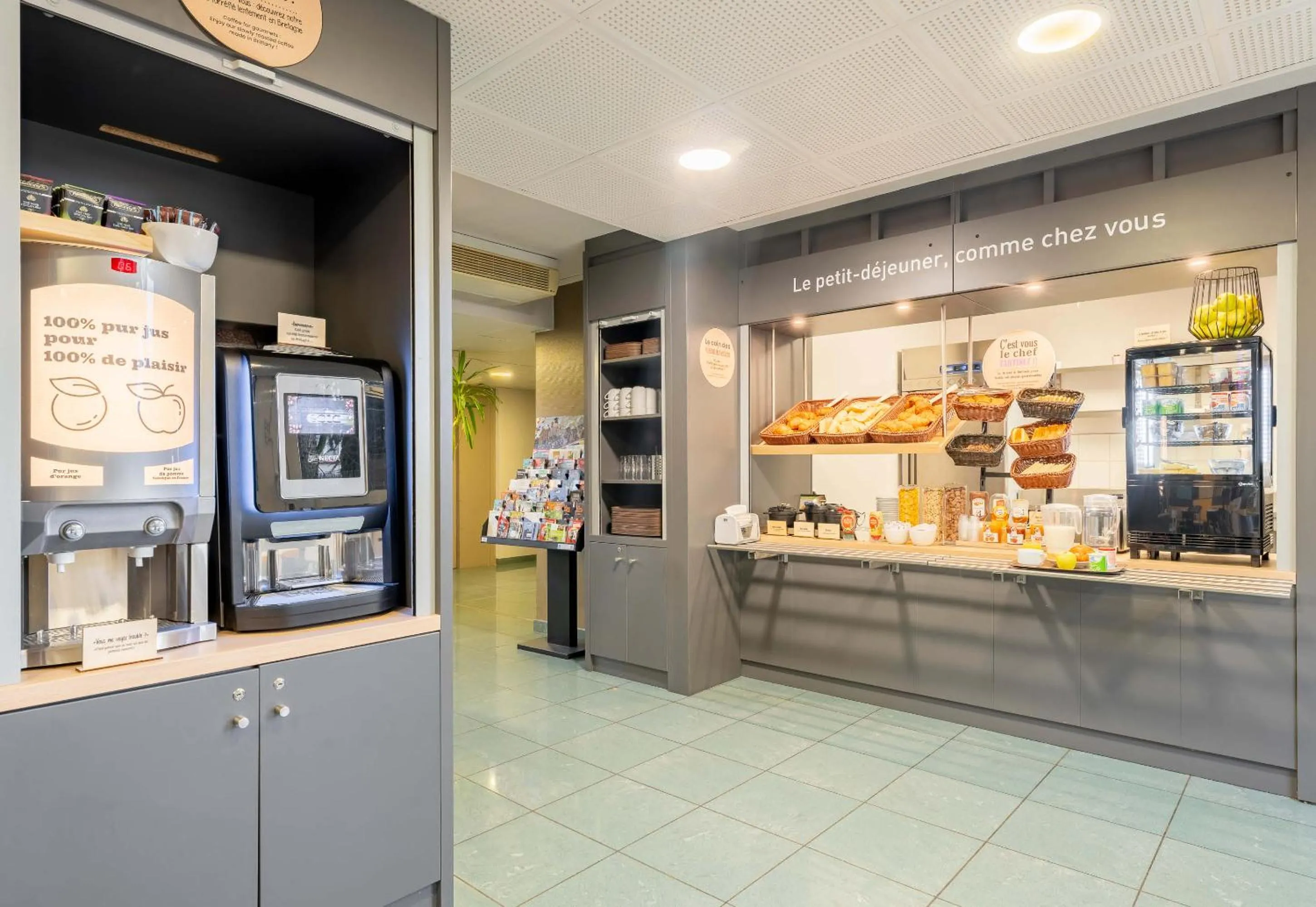 Buffet breakfast in B&B HOTEL Douai Parc Des Expos Cuincy