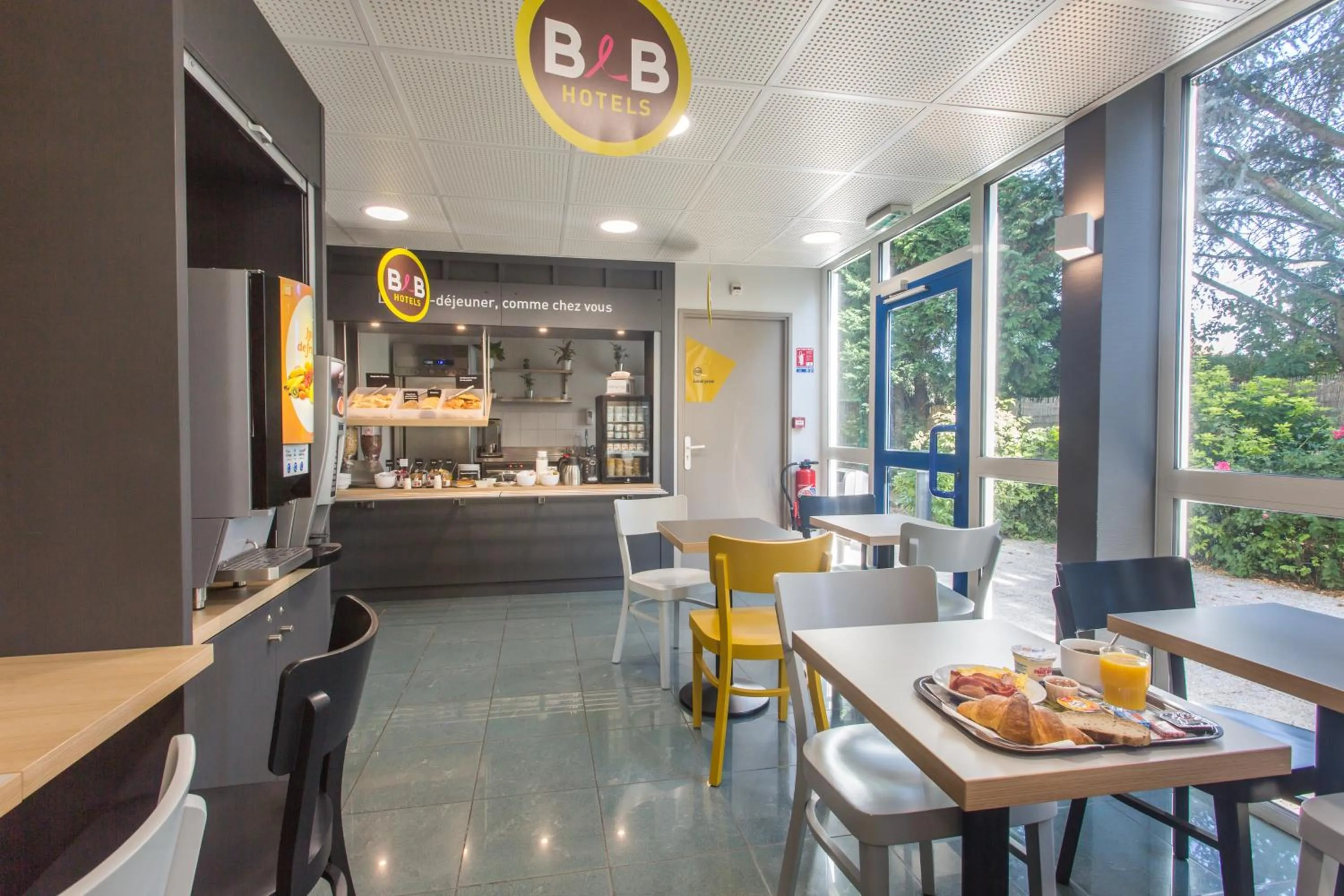 Buffet breakfast in B&B HOTEL Douai Parc Des Expos Cuincy