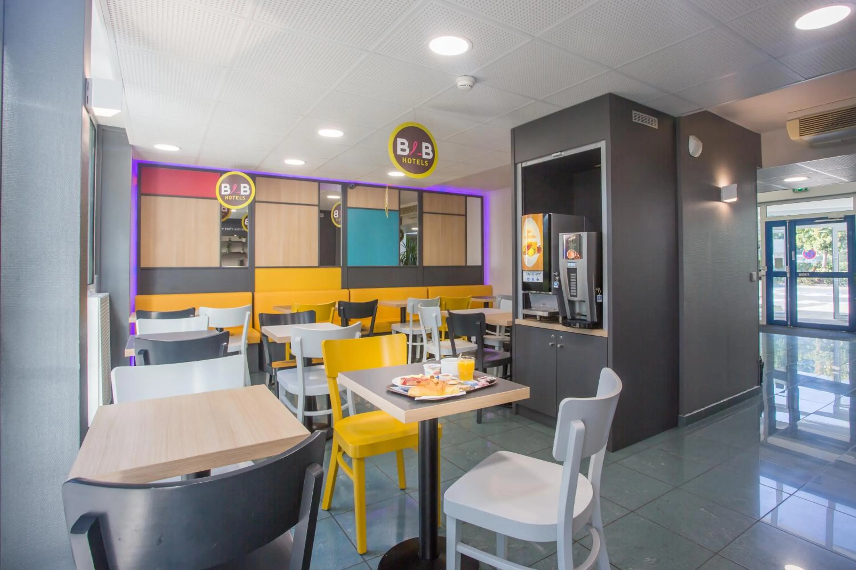 Buffet breakfast in B&B HOTEL Douai Parc Des Expos Cuincy