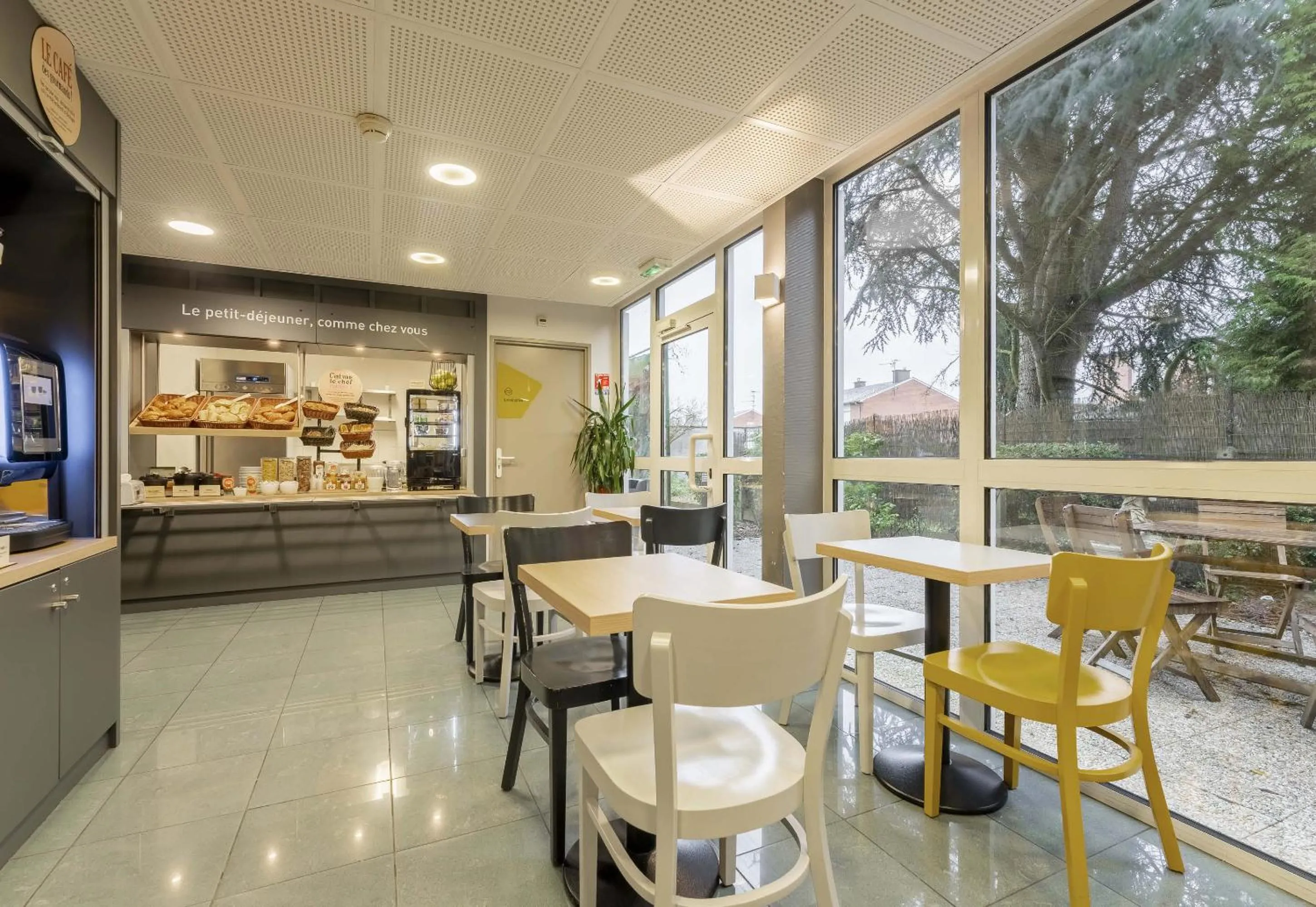 Restaurant/places to eat in B&B HOTEL Douai Parc Des Expos Cuincy