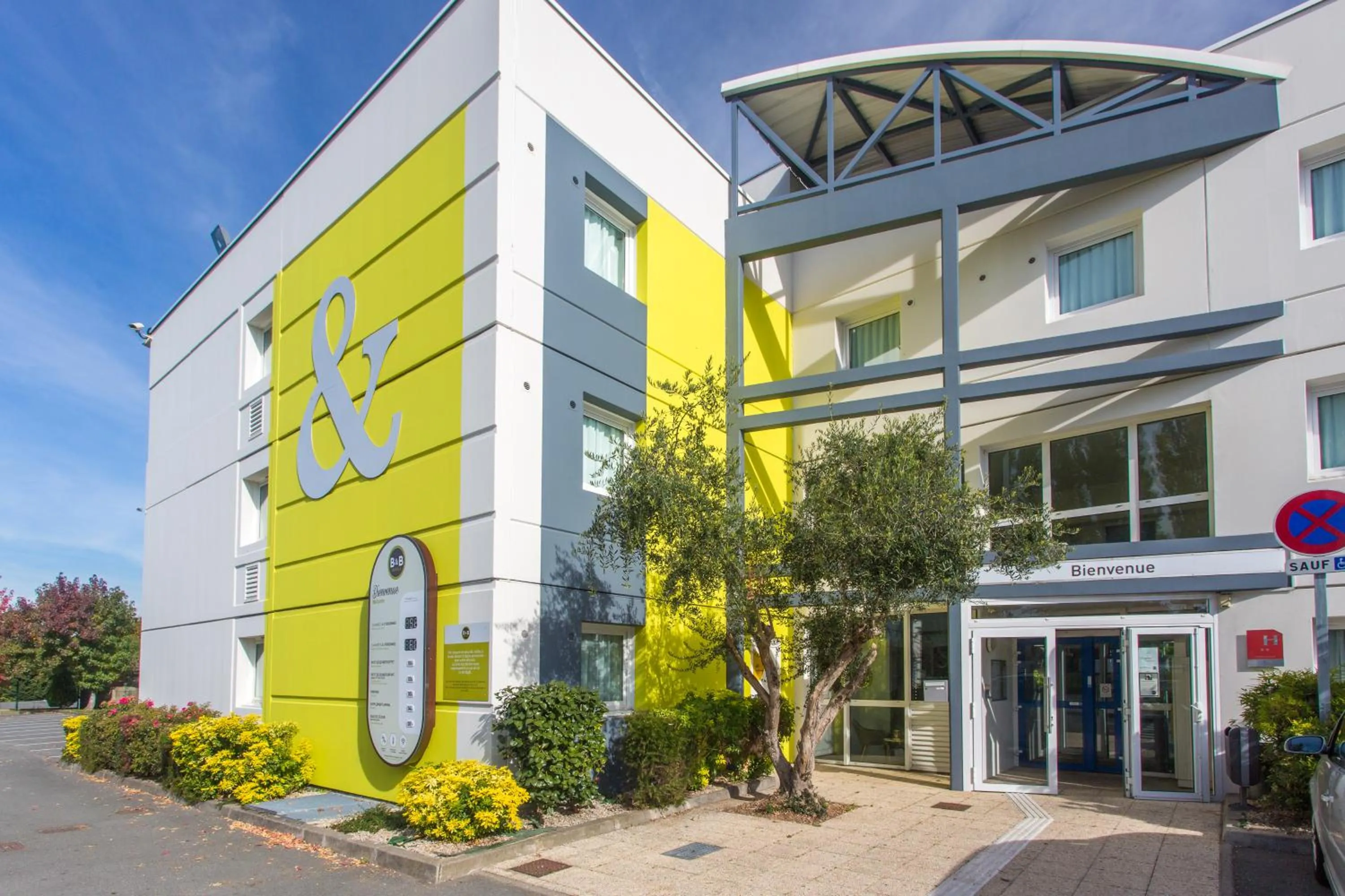 Facade/entrance in B&B HOTEL Douai Parc Des Expos Cuincy