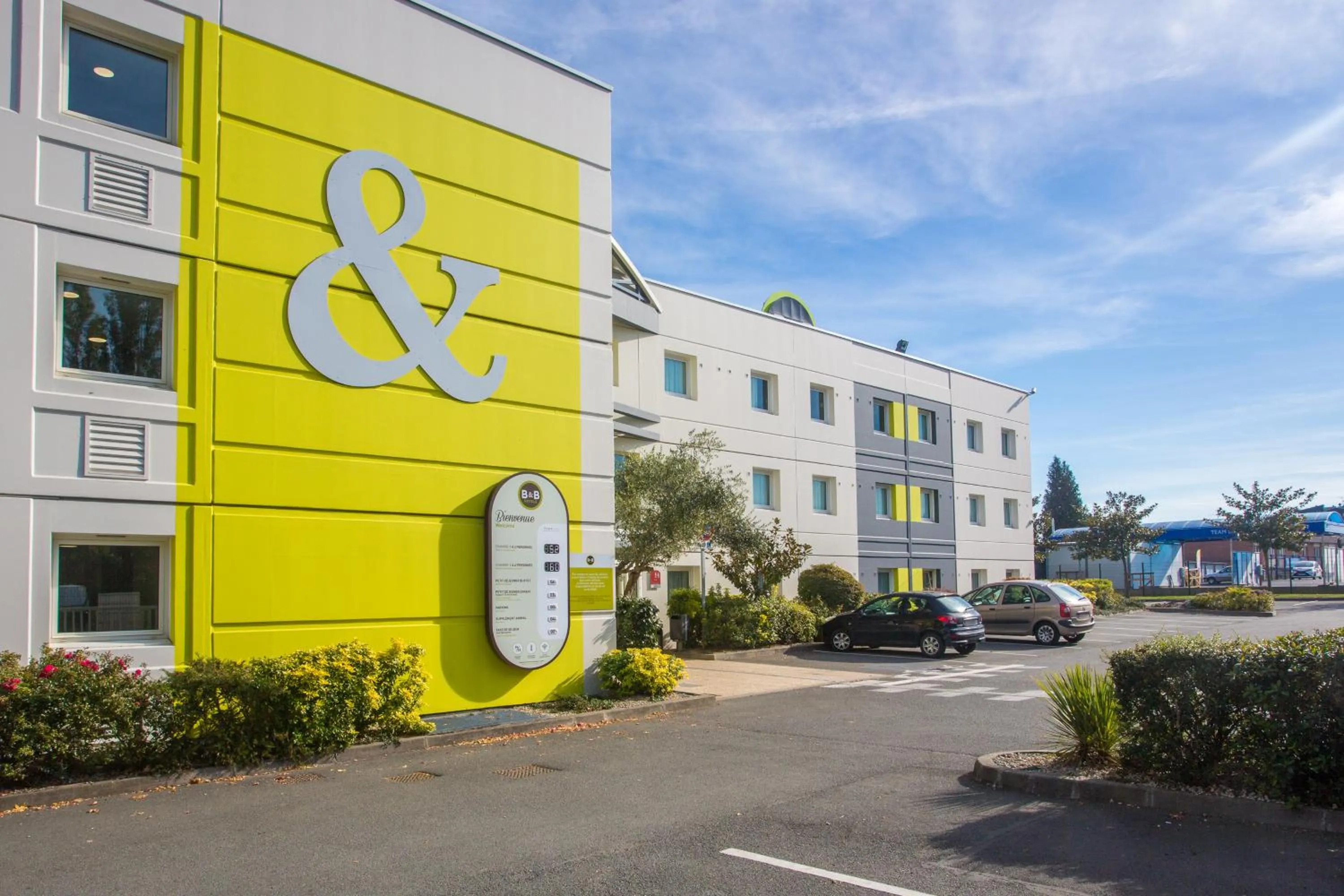 Facade/entrance in B&B HOTEL Douai Parc Des Expos Cuincy