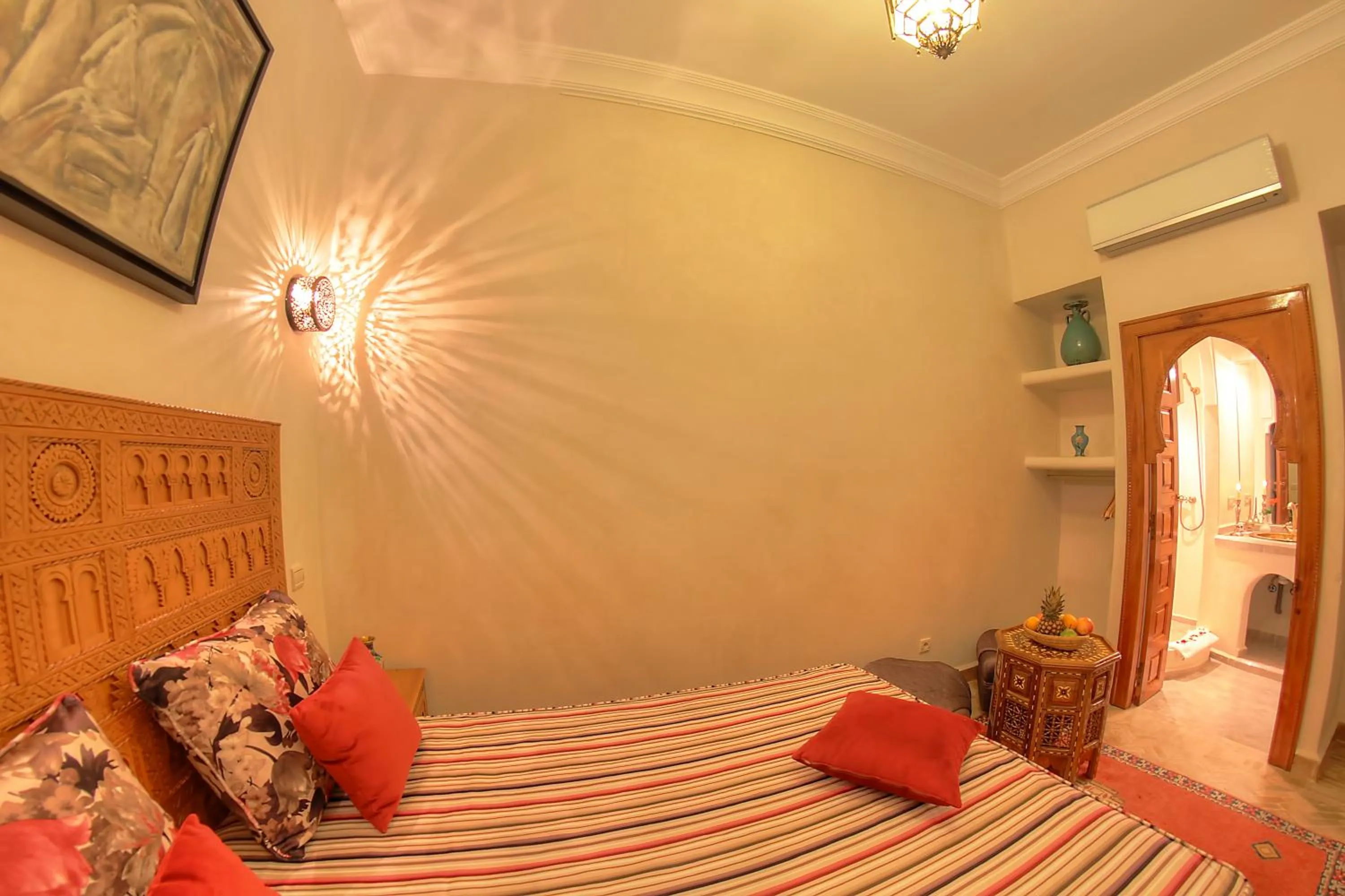 Photo of the whole room, Bed in Dar Tasnime