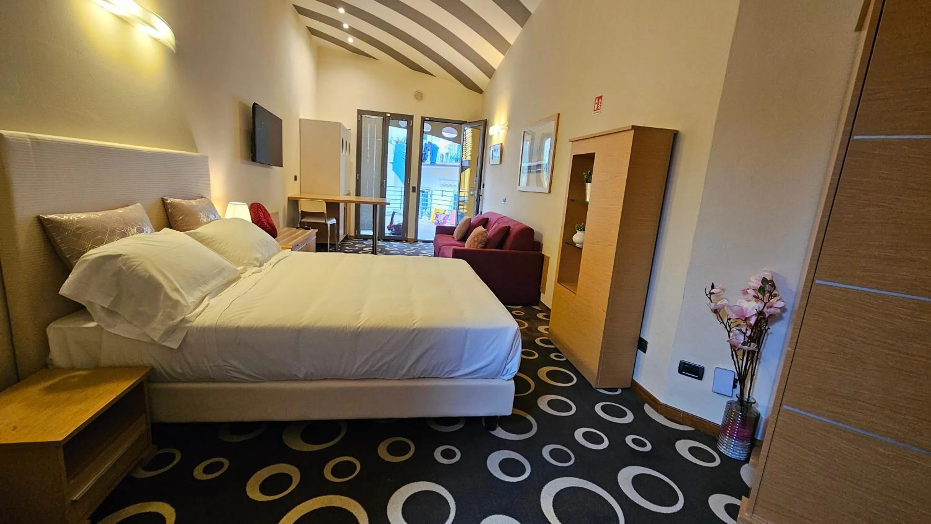 Photo of the whole room, Bed in Select Executive Residence