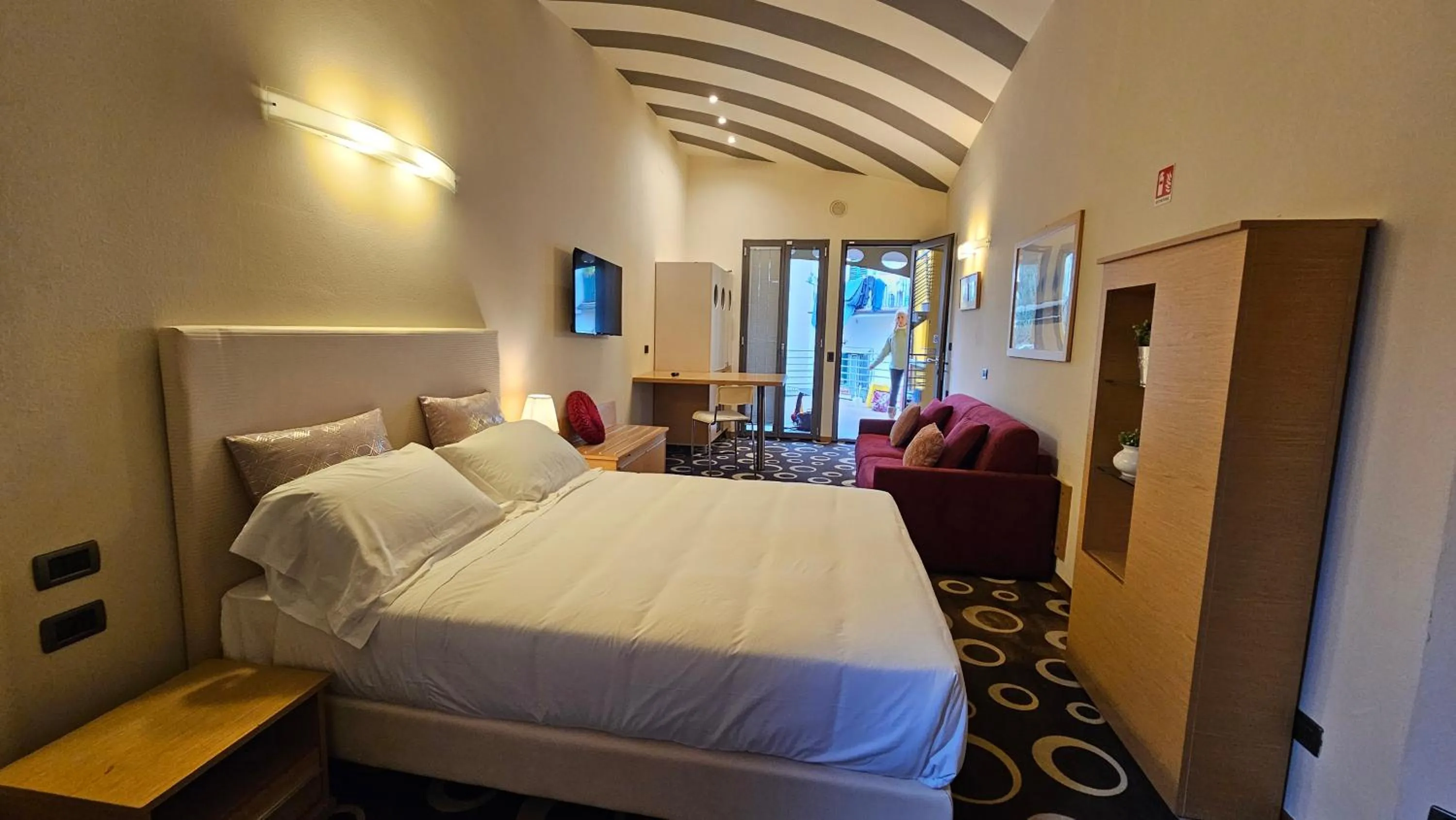 Photo of the whole room, Bed in Select Executive Residence