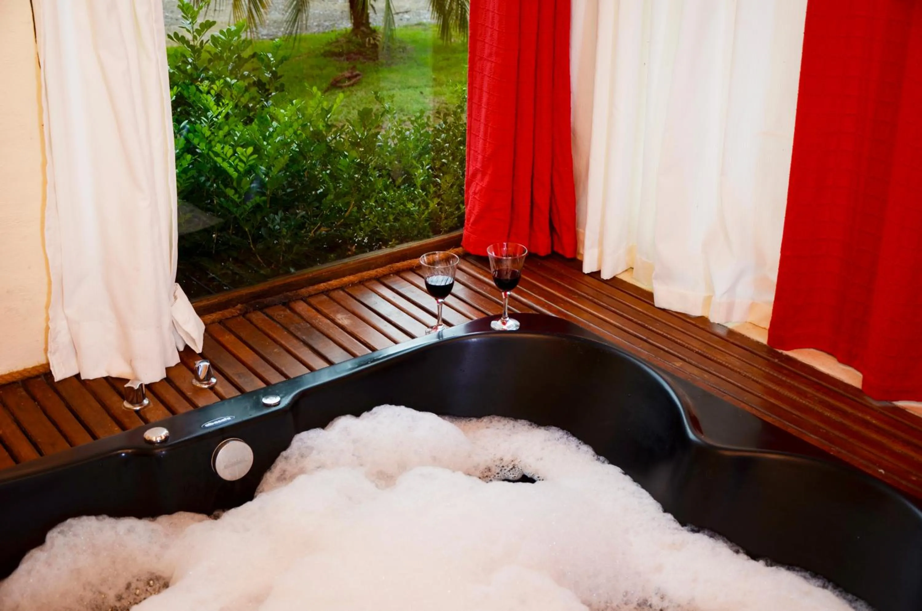 Hot Tub in Pousada Silvestre