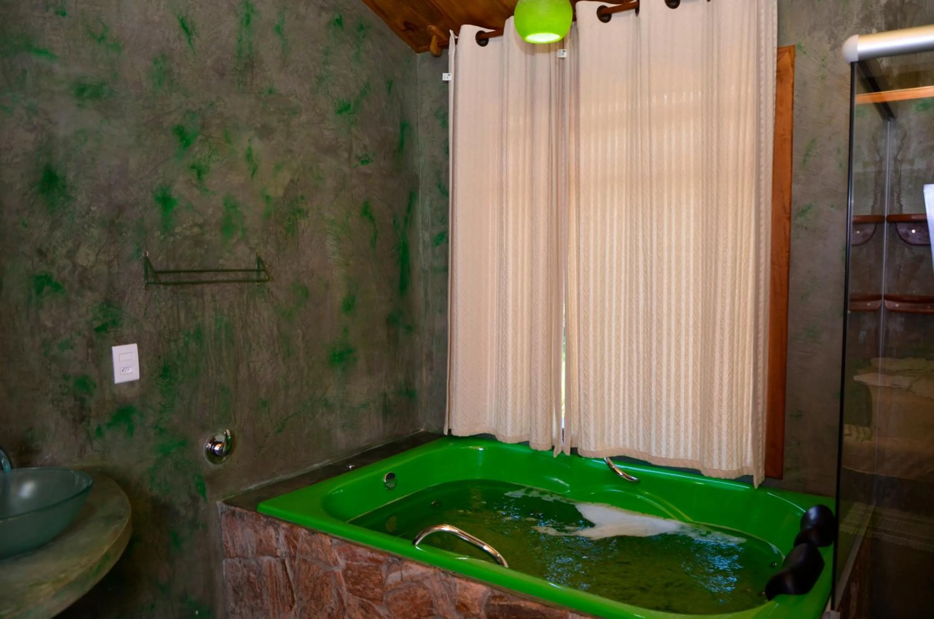 Hot Tub in Pousada Silvestre