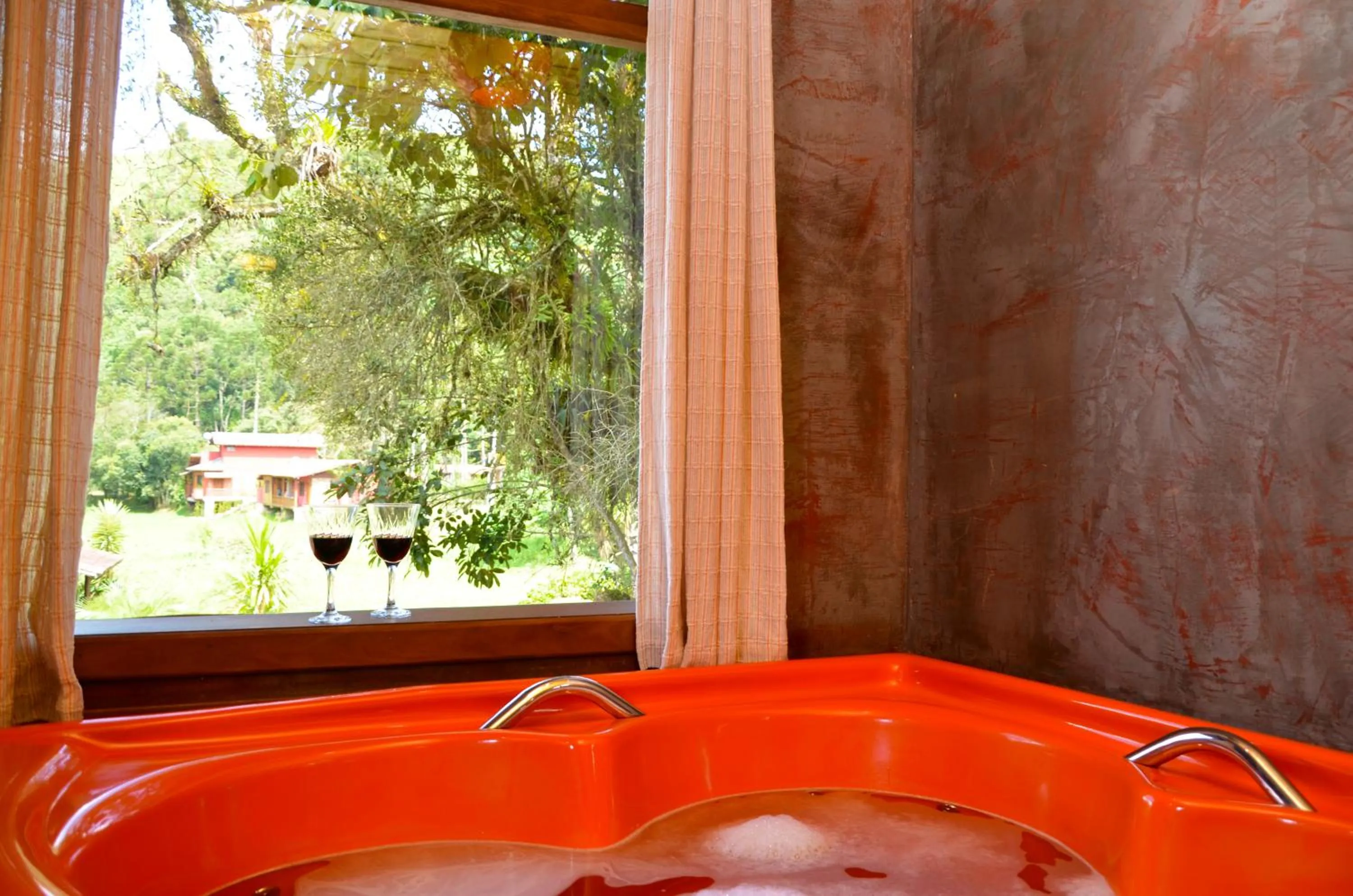 Hot Tub in Pousada Silvestre