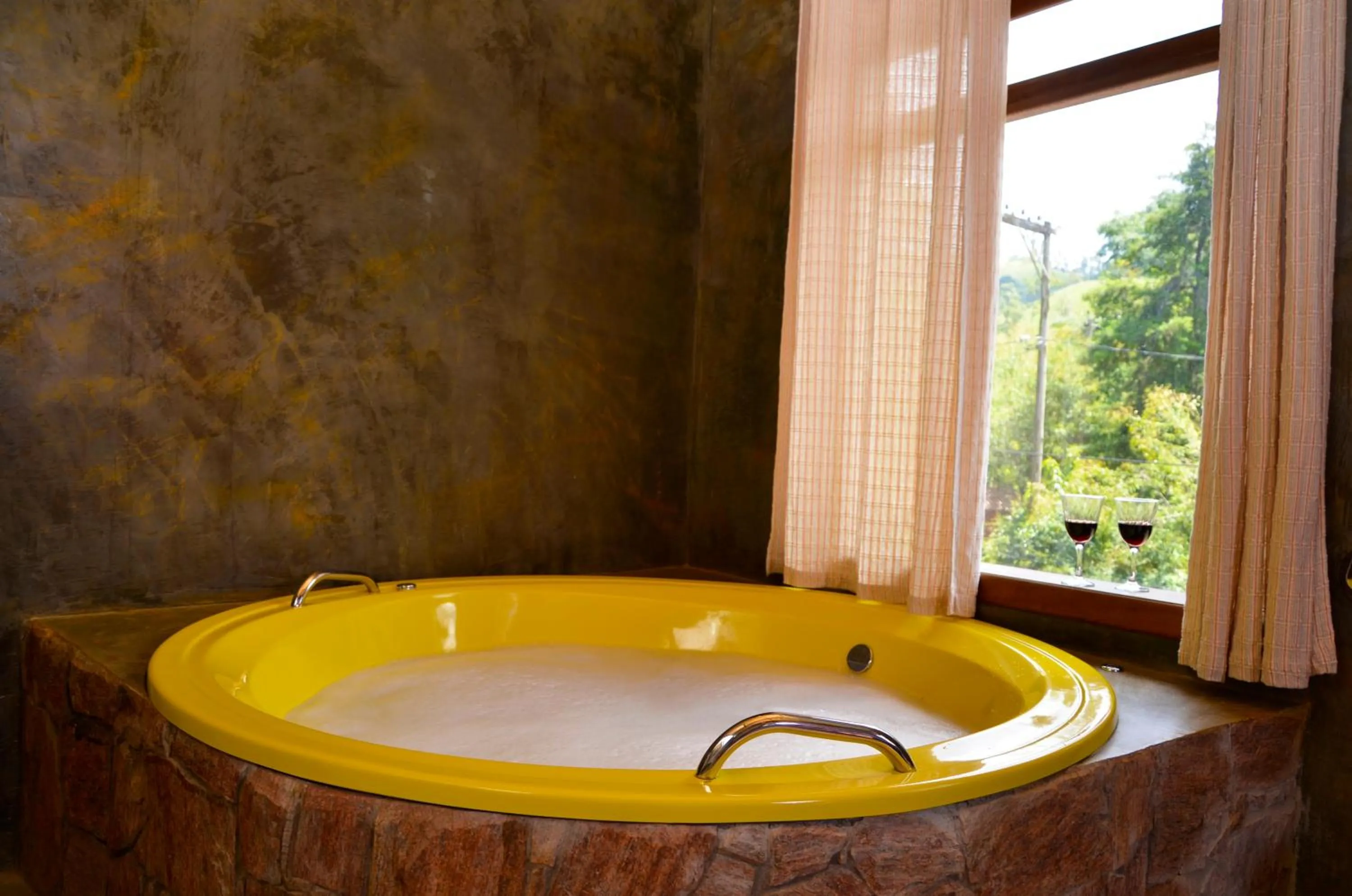 Hot Tub in Pousada Silvestre