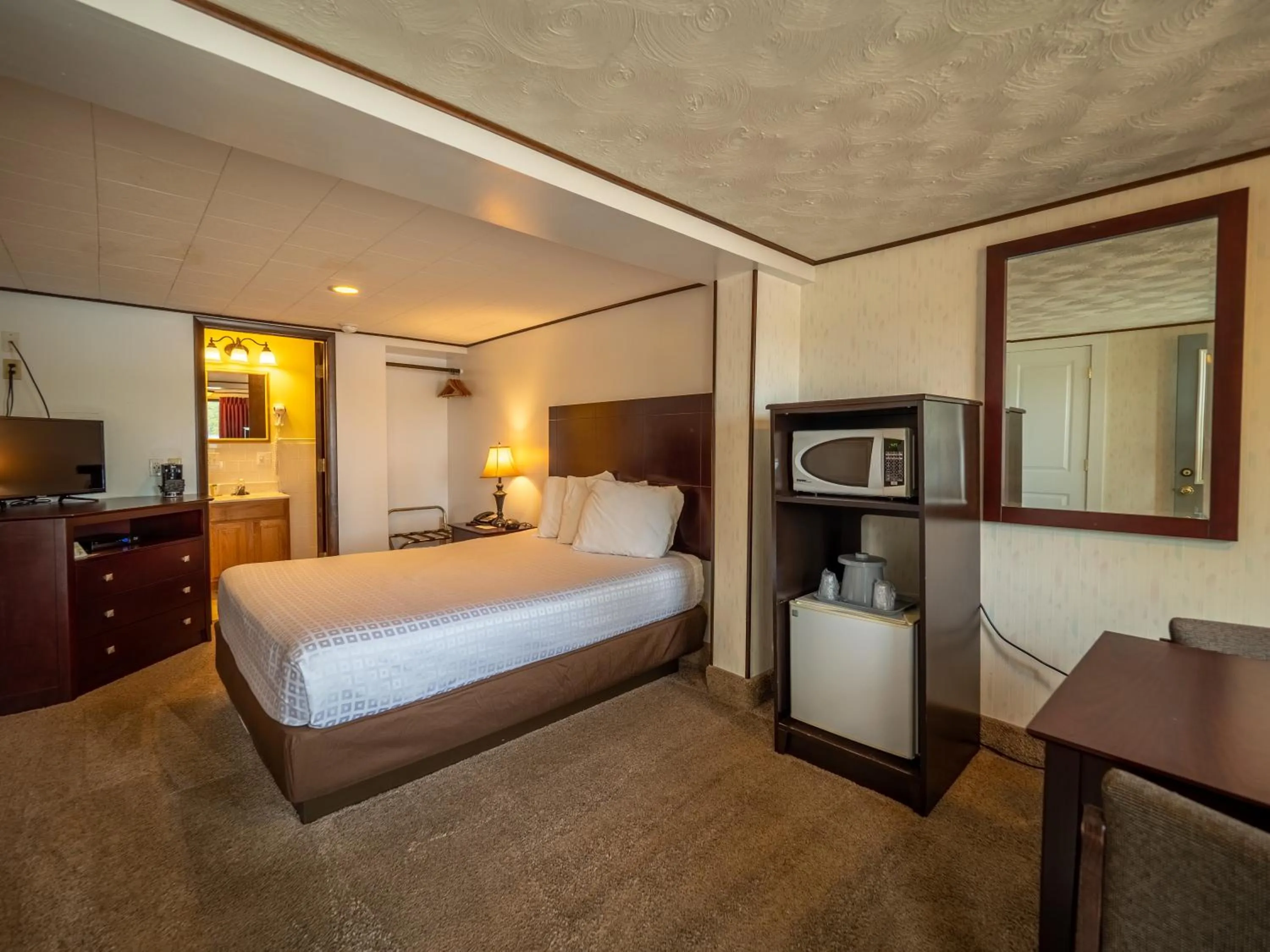 Photo of the whole room, Bed in Lake 'N Pines Motel