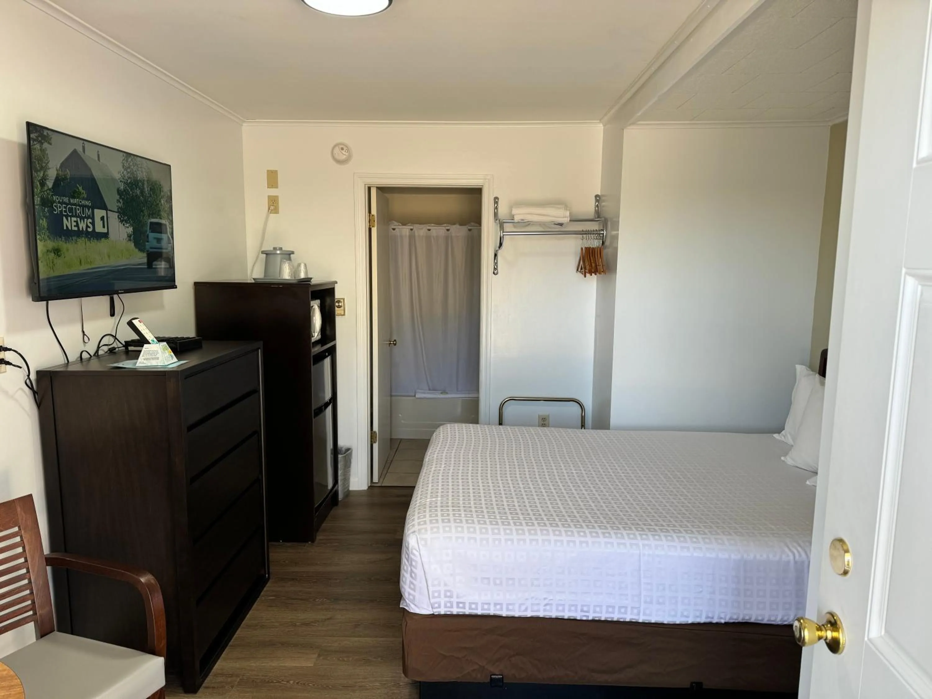 Photo of the whole room, Bed in Lake 'N Pines Motel