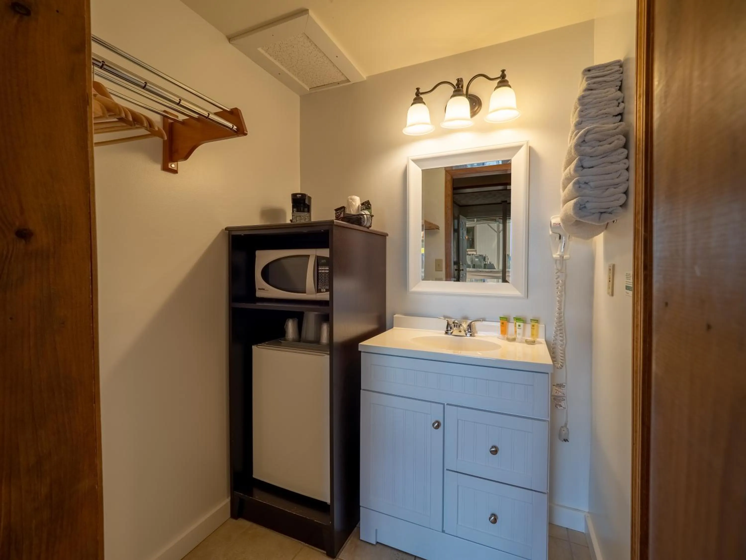 Bathroom in Lake 'N Pines Motel