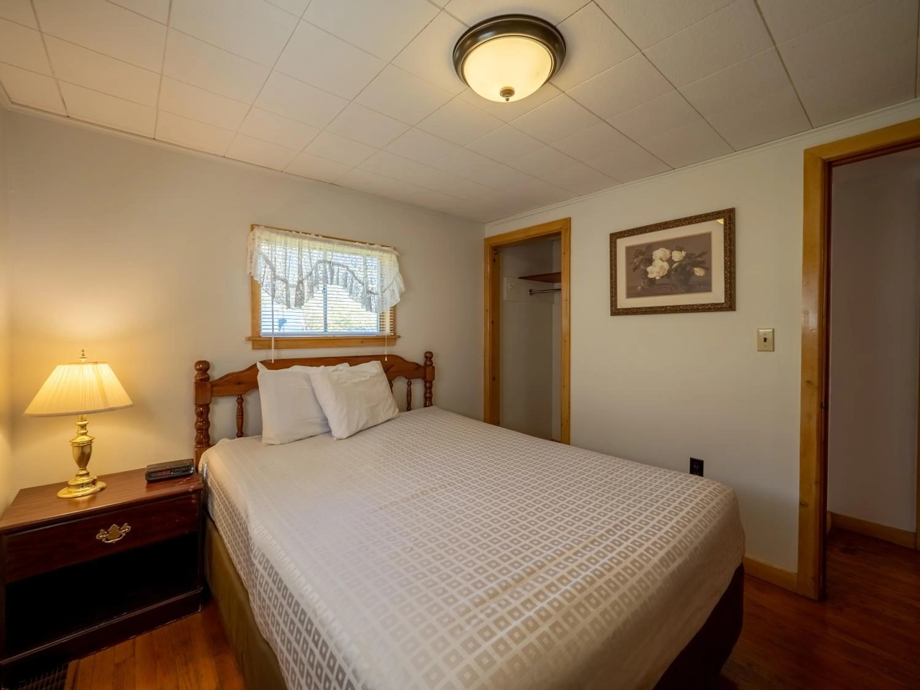 Bedroom, Bed in Lake 'N Pines Motel