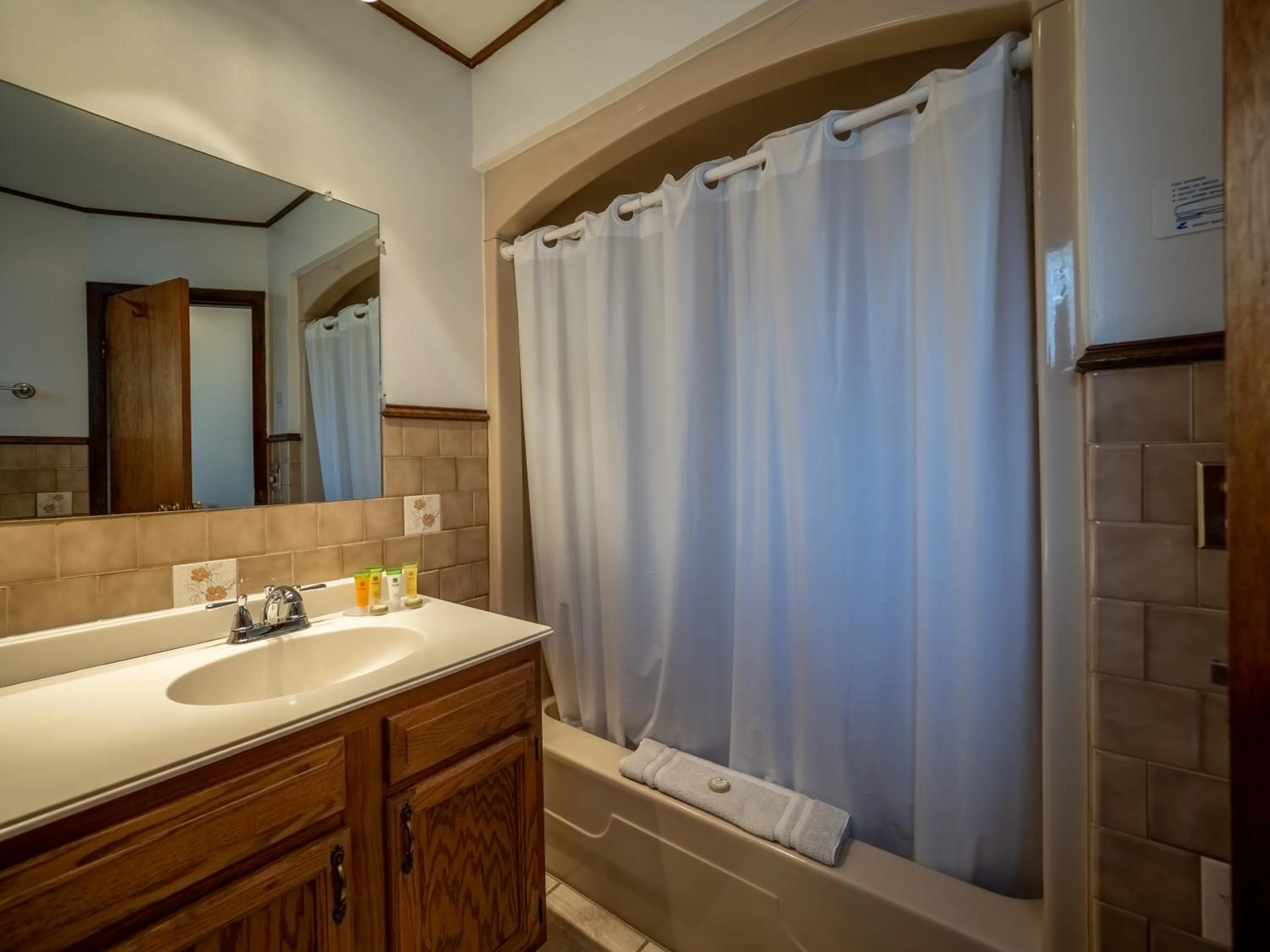 Bathroom in Lake 'N Pines Motel