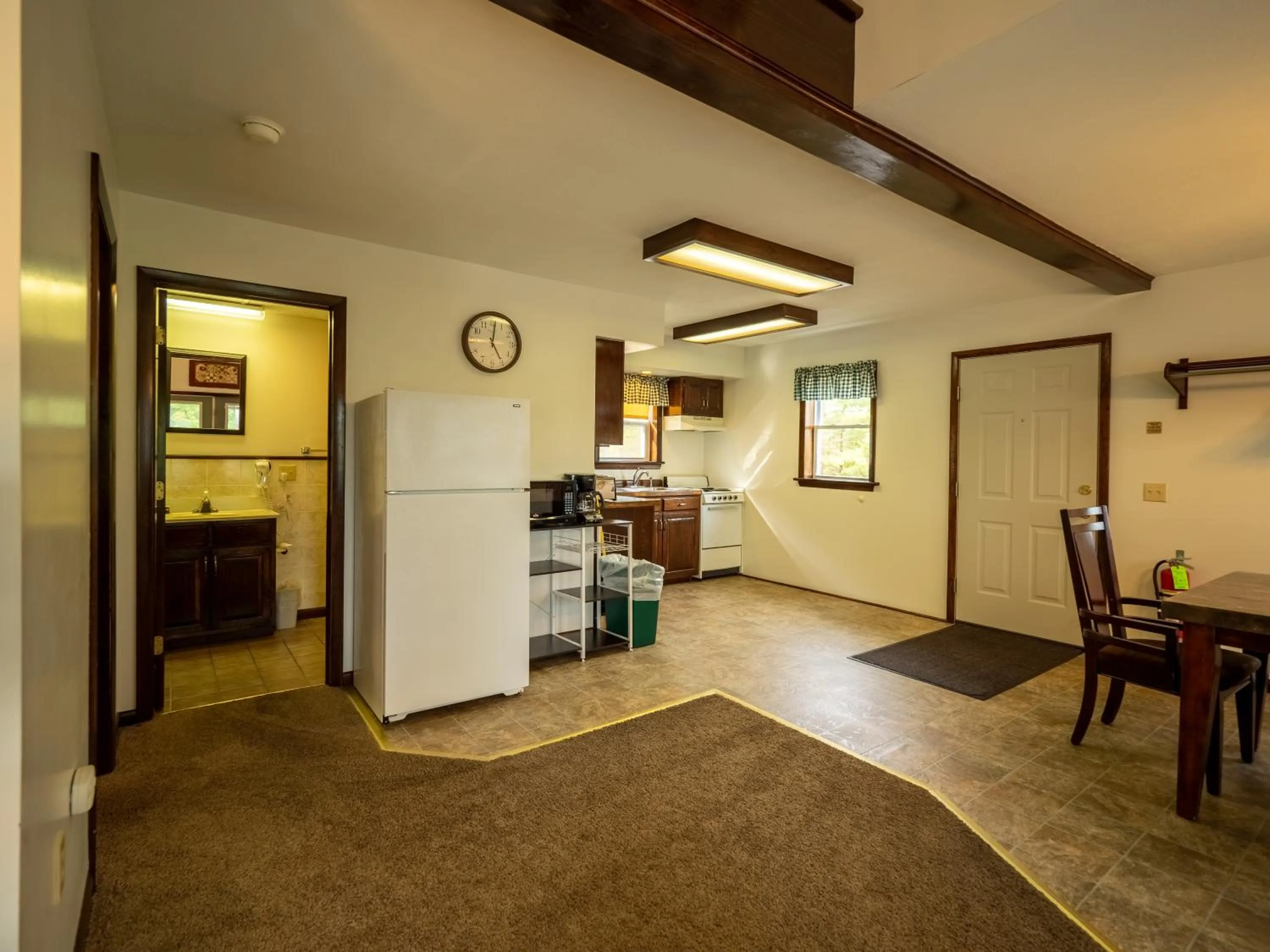 Kitchen or kitchenette in Lake 'N Pines Motel