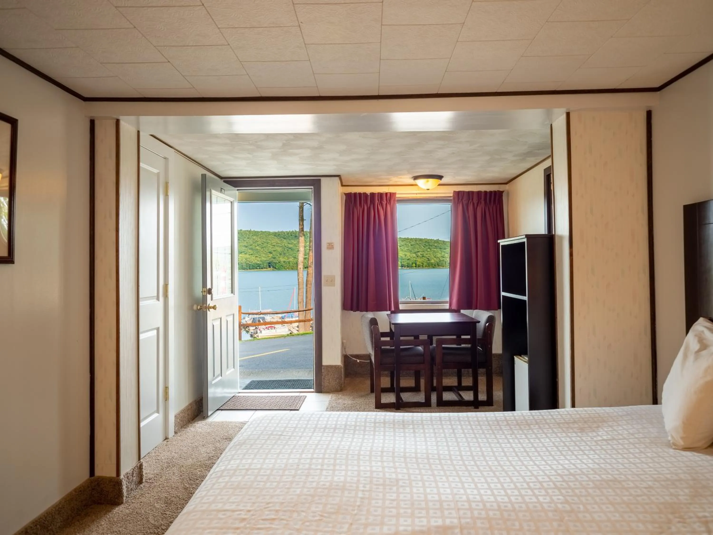 Photo of the whole room, Bed in Lake 'N Pines Motel