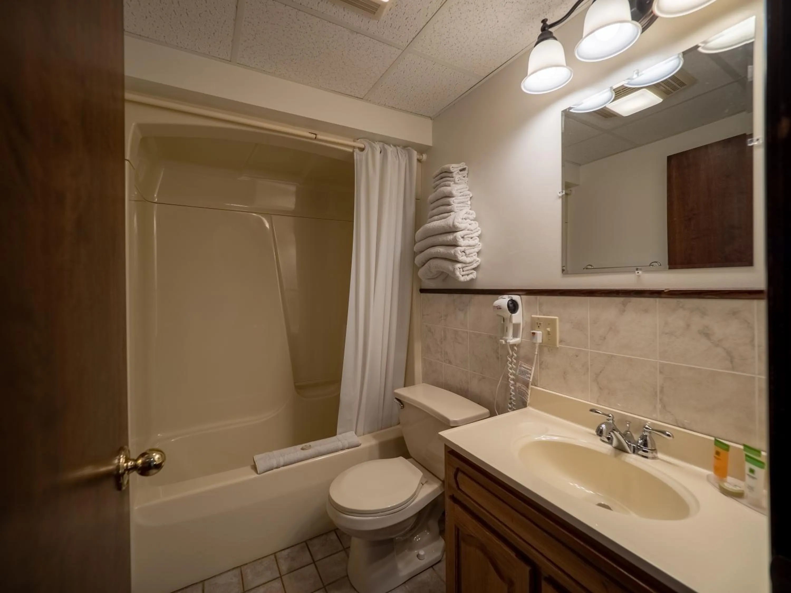 Bathroom in Lake 'N Pines Motel