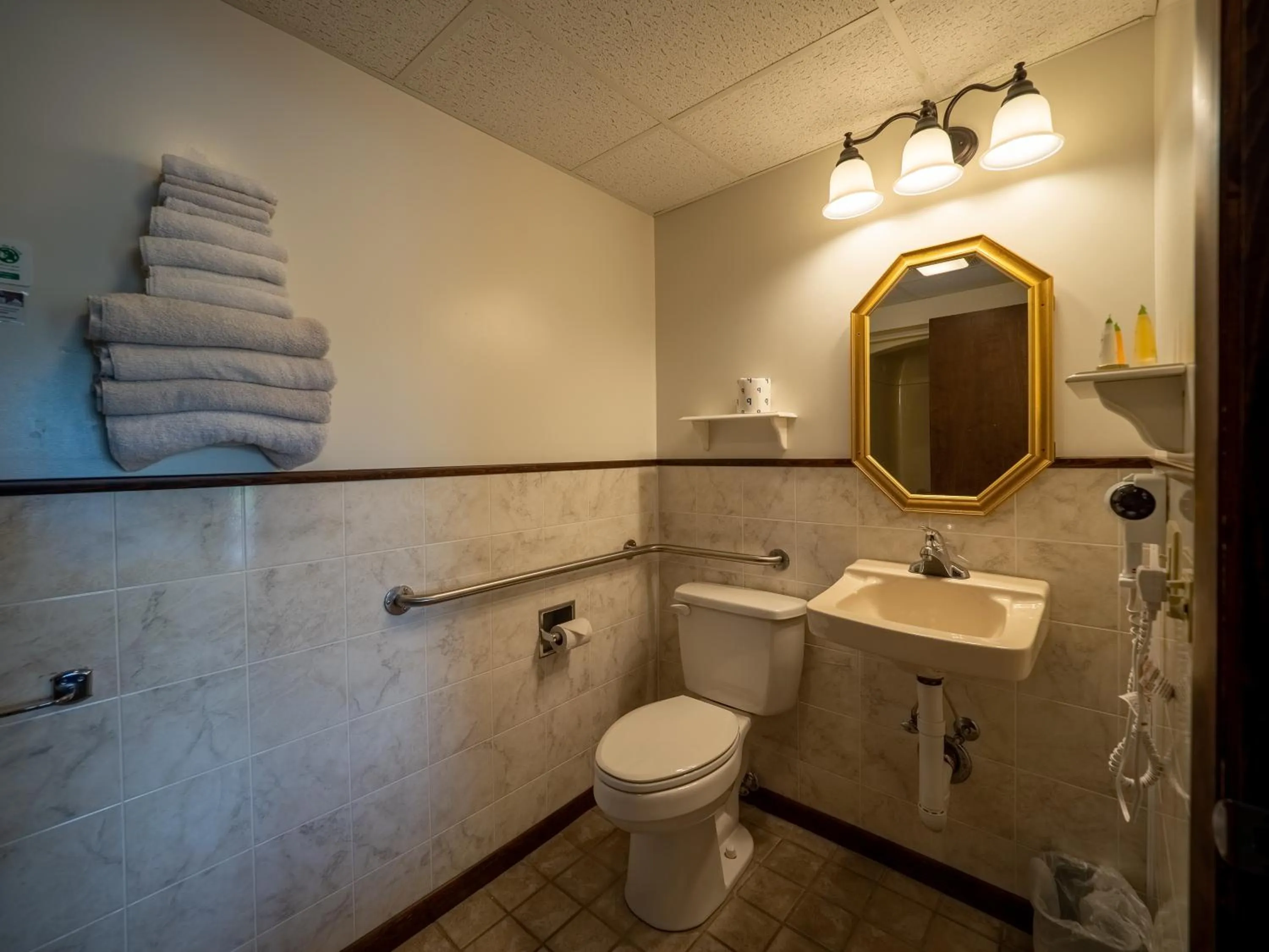 Bathroom in Lake 'N Pines Motel