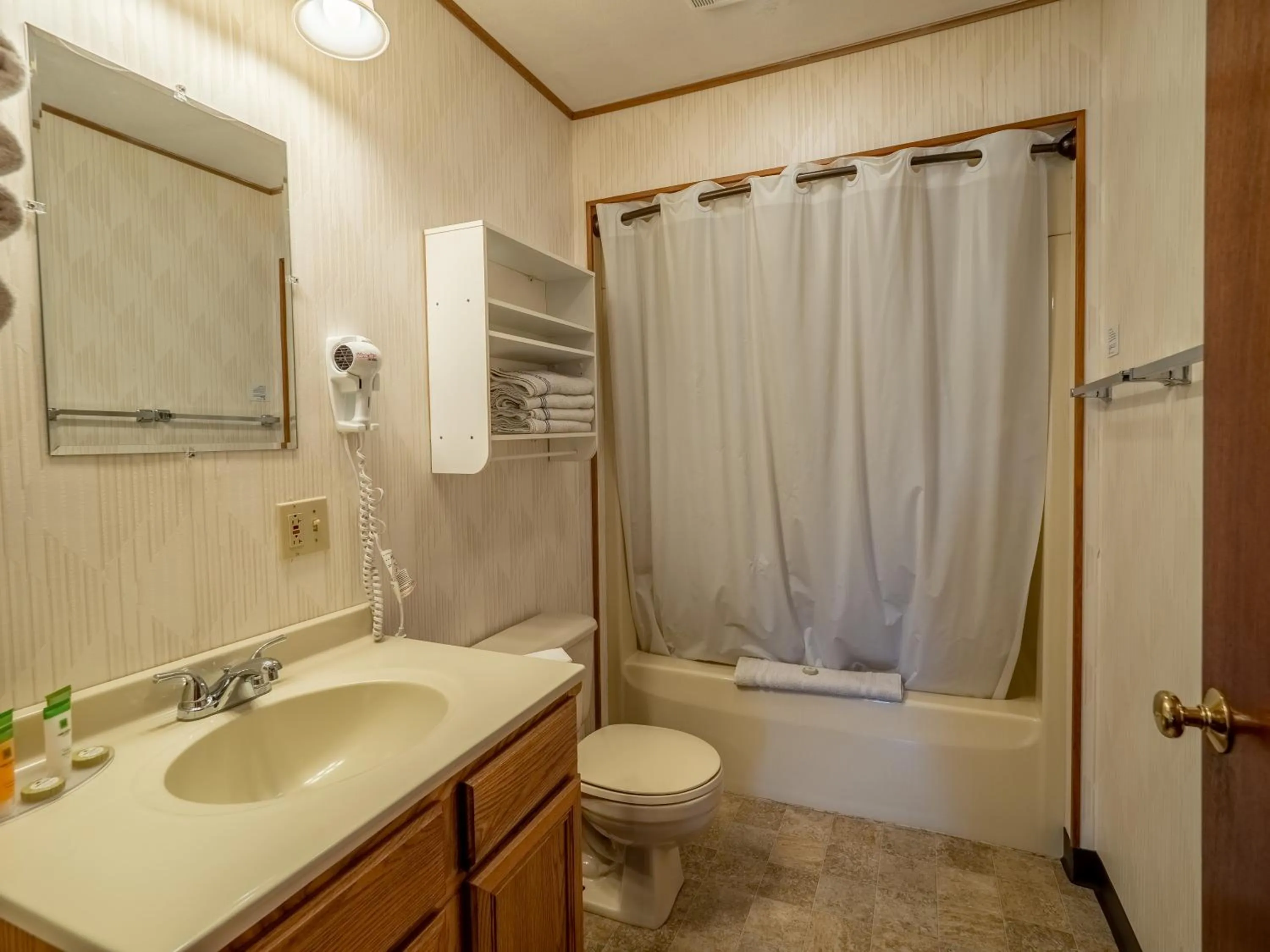 Bathroom in Lake 'N Pines Motel