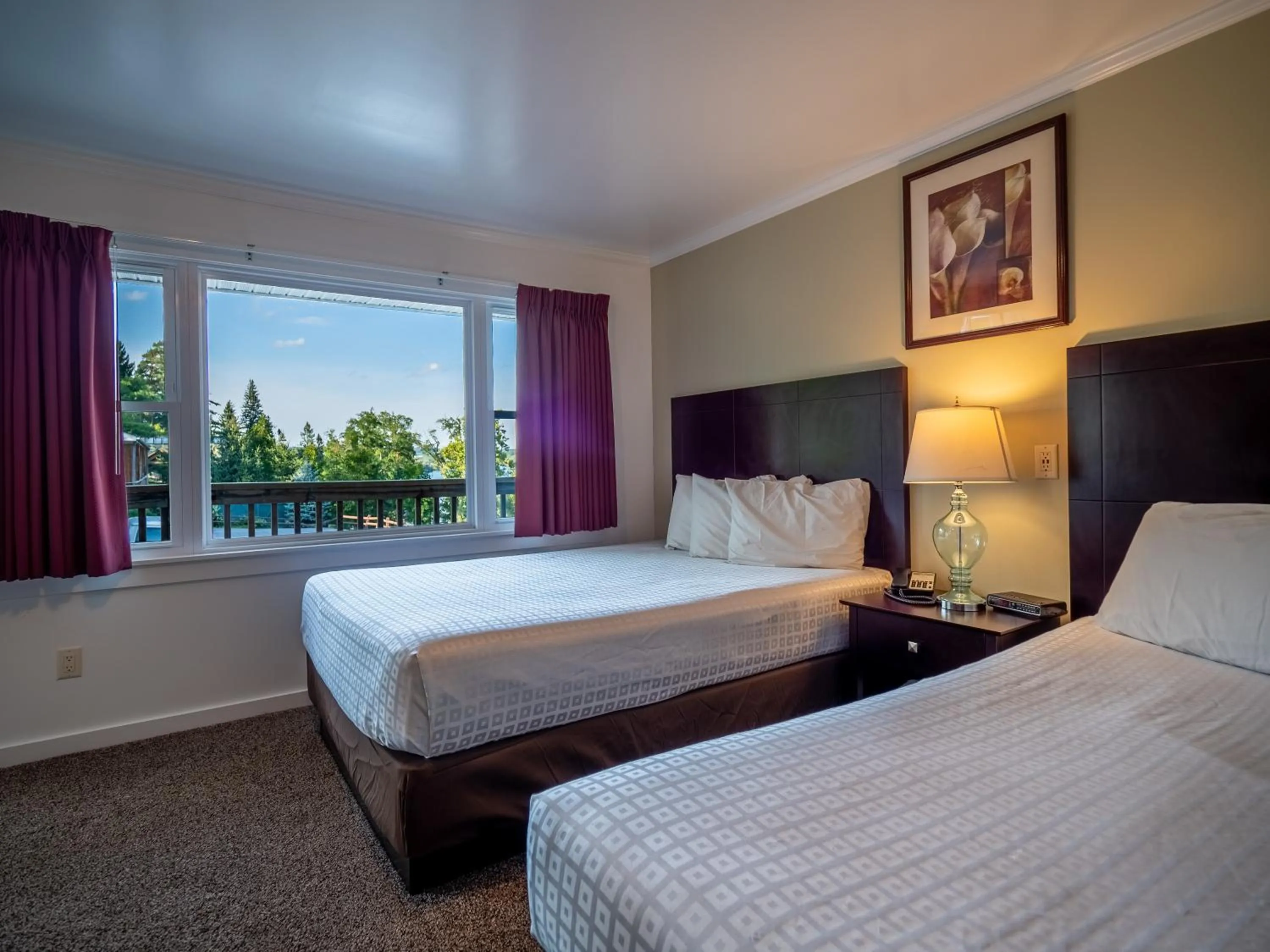 Photo of the whole room, Bed in Lake 'N Pines Motel