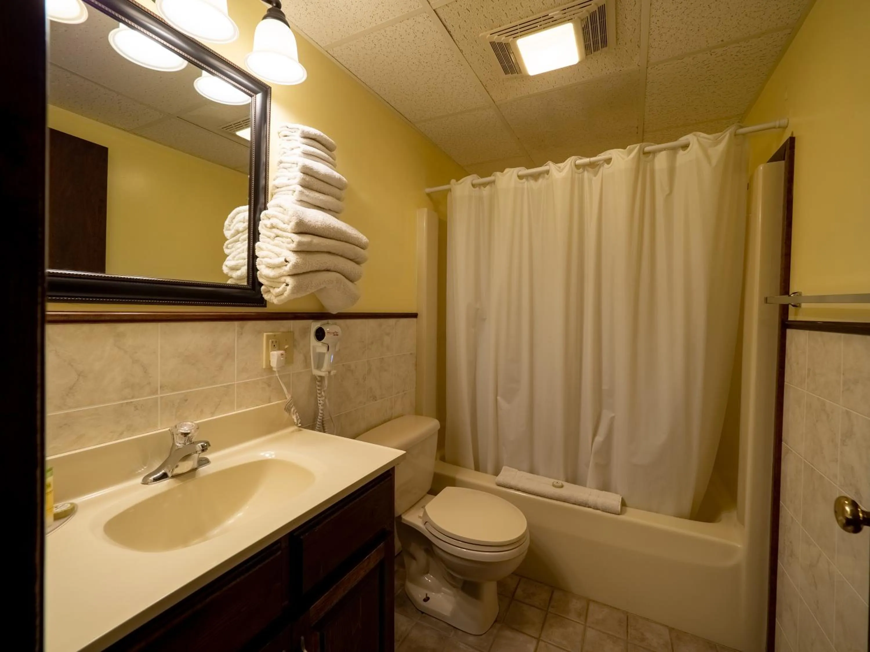 Bathroom in Lake 'N Pines Motel