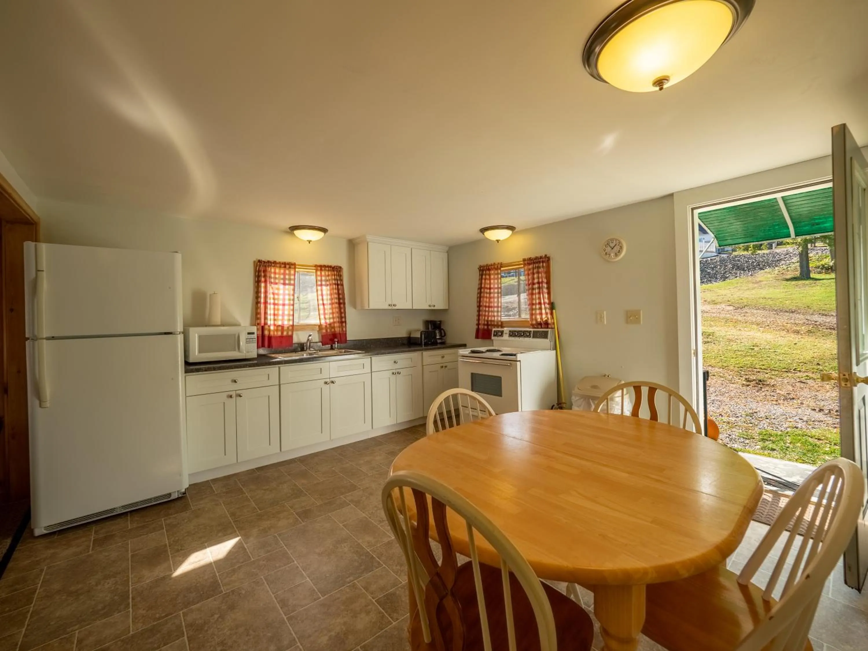 Dining area in Lake 'N Pines Motel