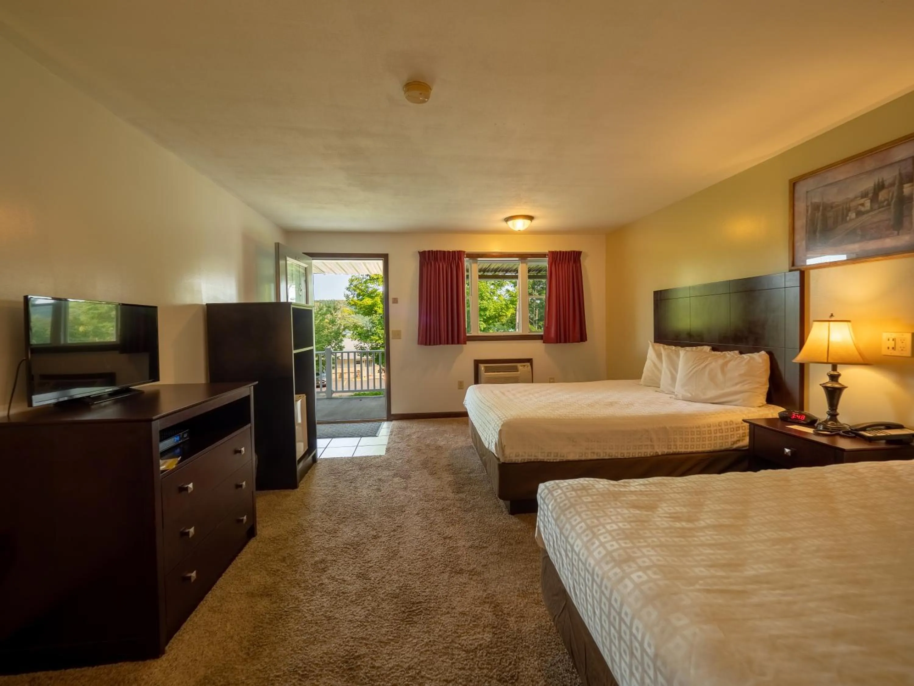 Photo of the whole room, Bed in Lake 'N Pines Motel