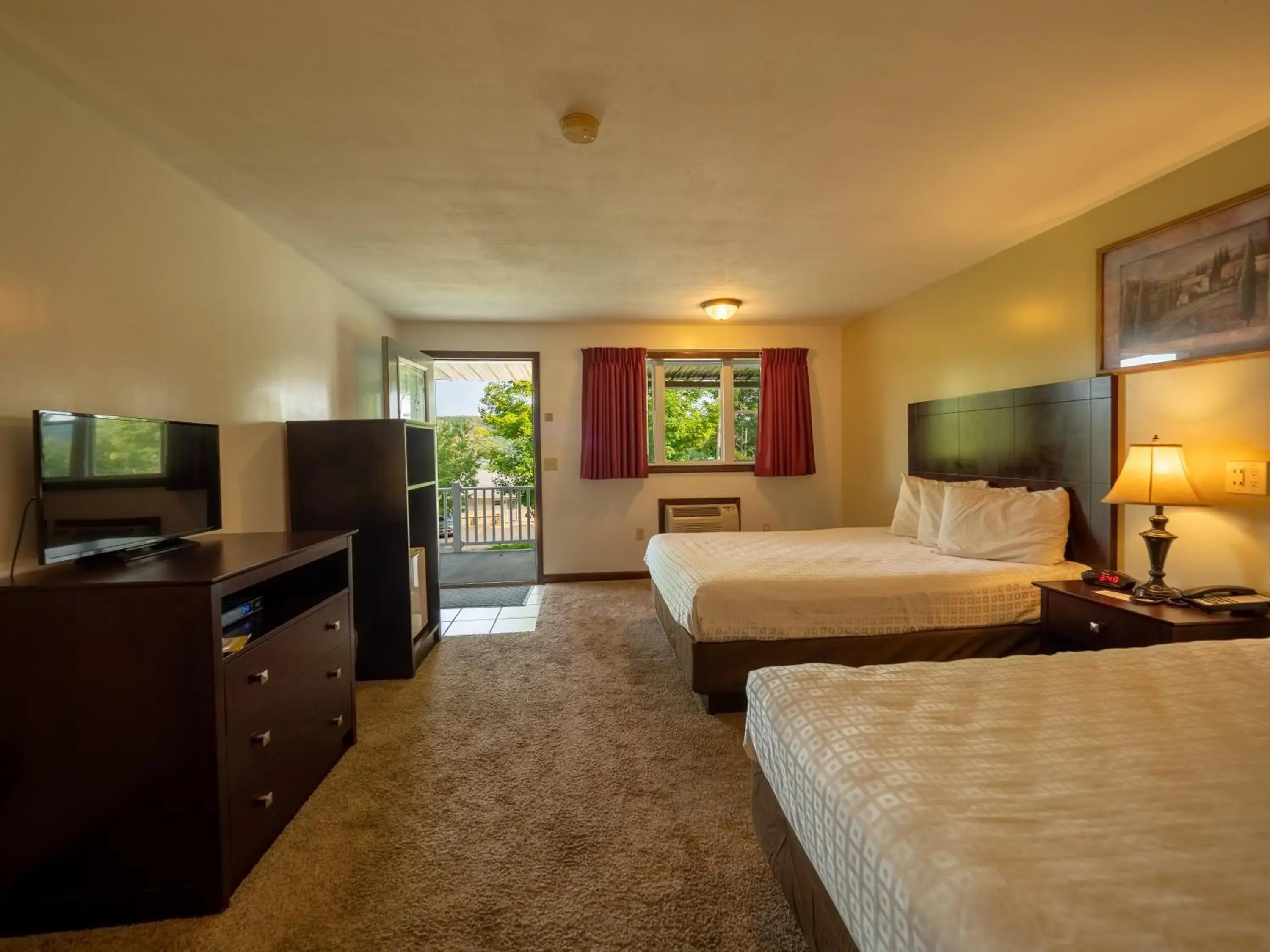 Queen Room in Lake 'N Pines Motel Queen Room in Lake 'N Pines Motel