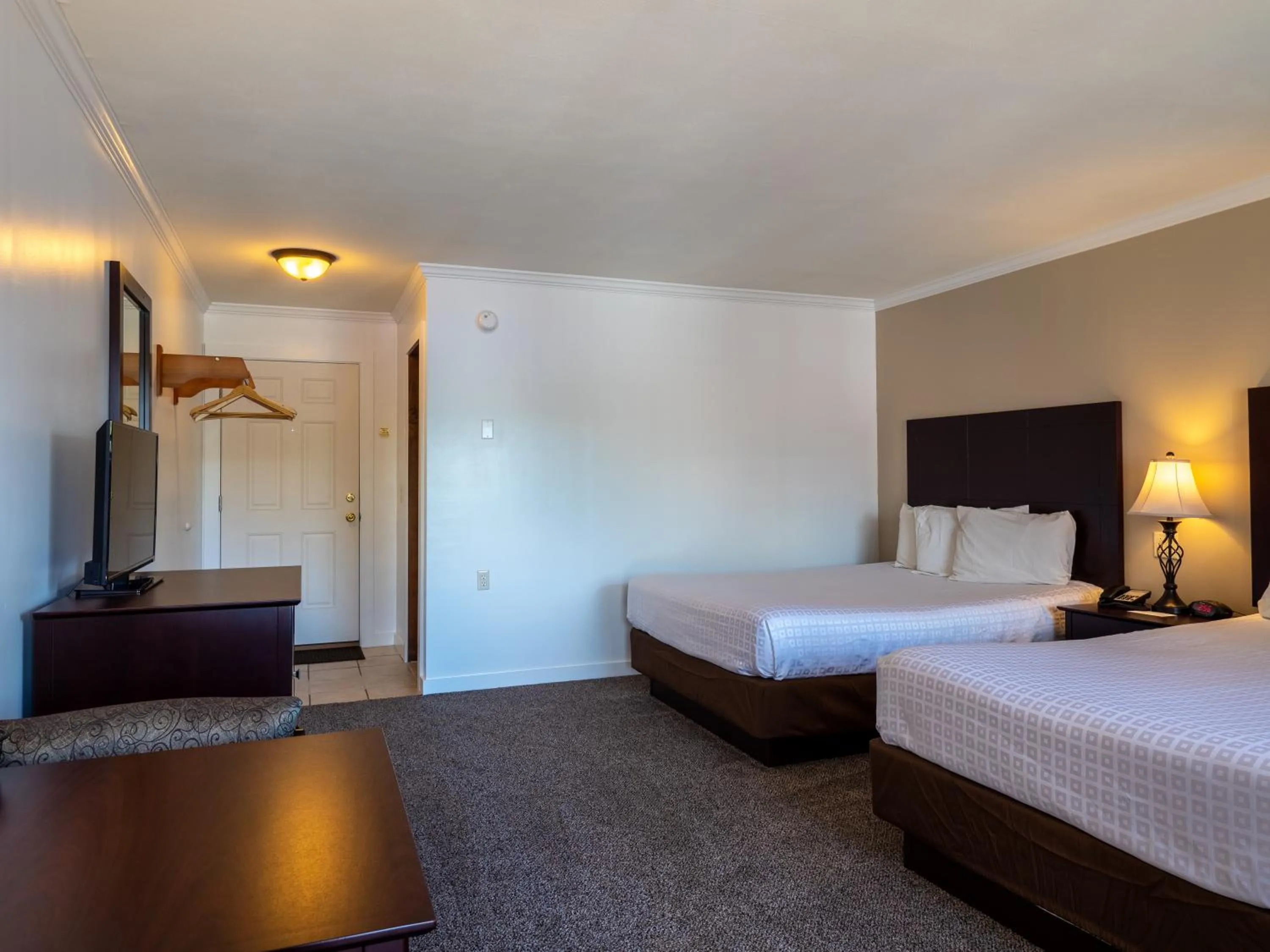 Photo of the whole room, Bed in Lake 'N Pines Motel