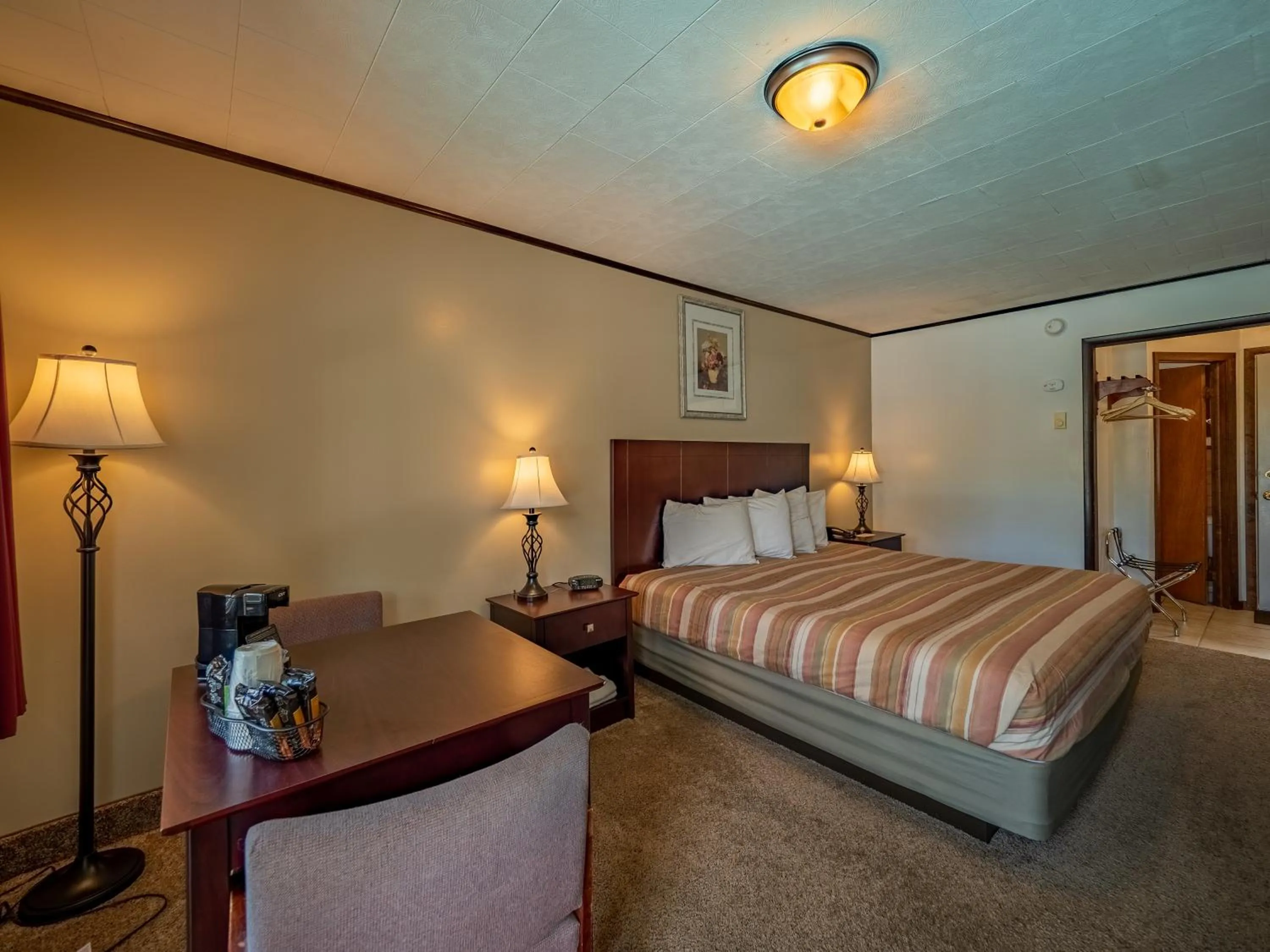 Bed in Lake 'N Pines Motel