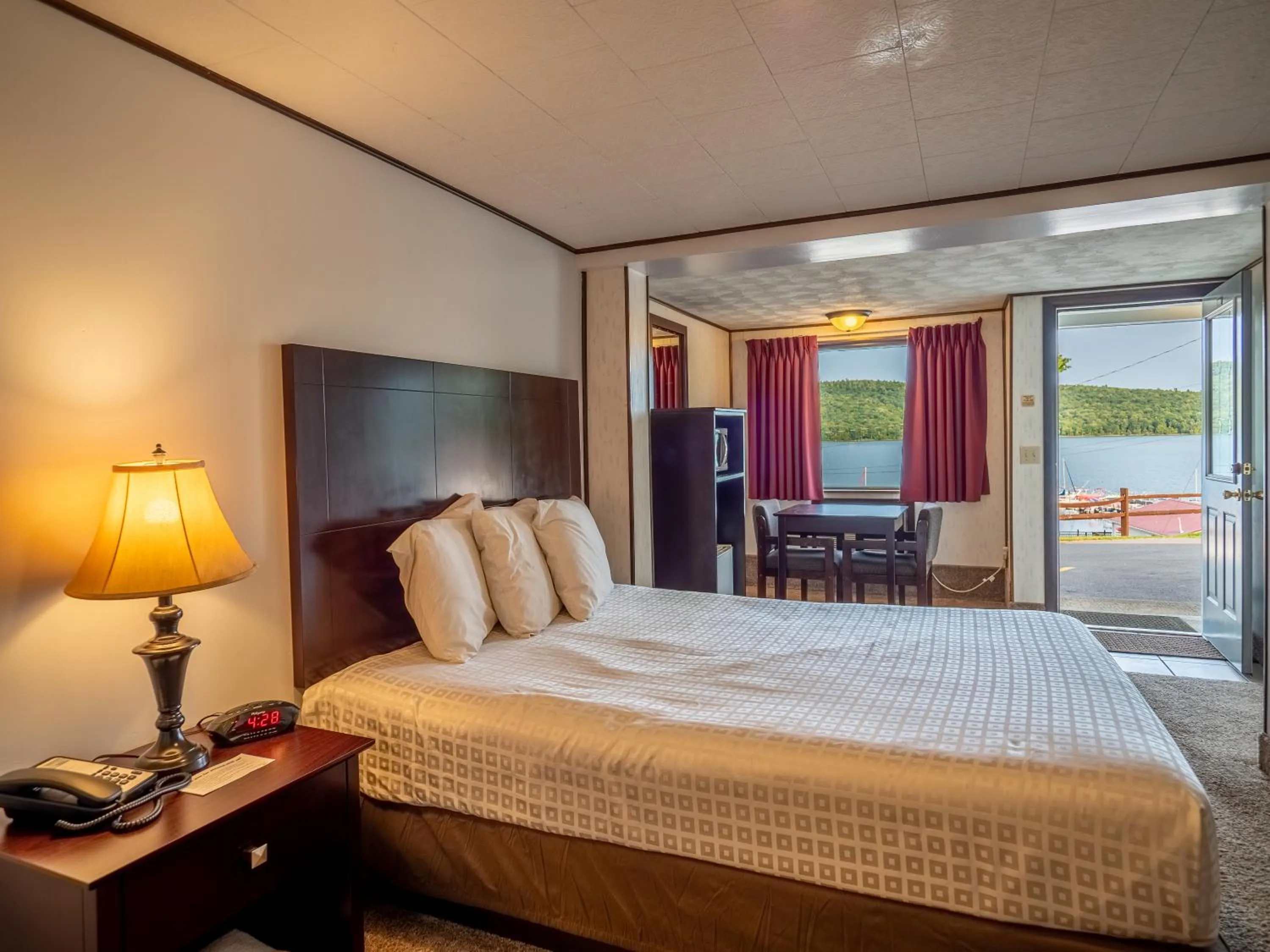 Photo of the whole room, Bed in Lake 'N Pines Motel