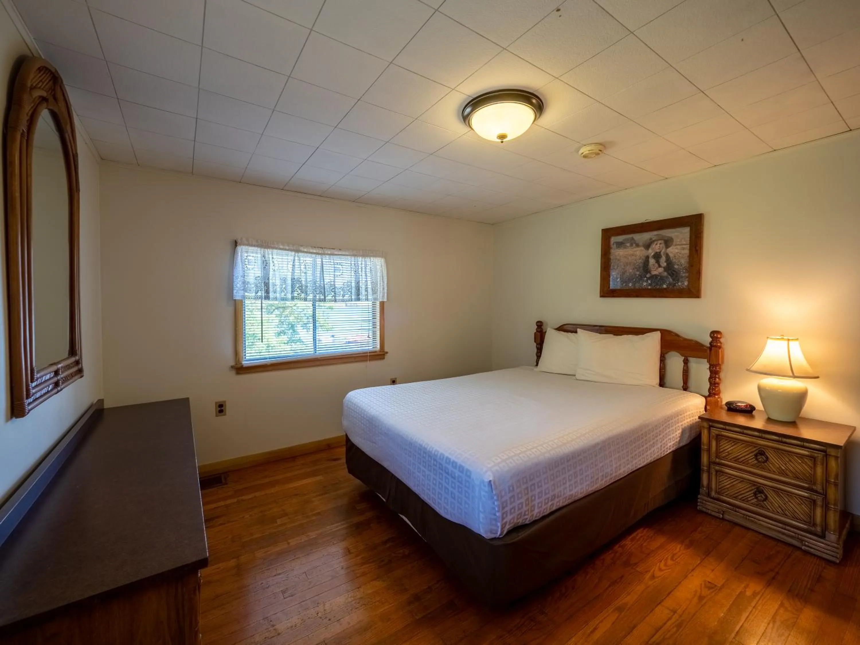 Bedroom, Bed in Lake 'N Pines Motel