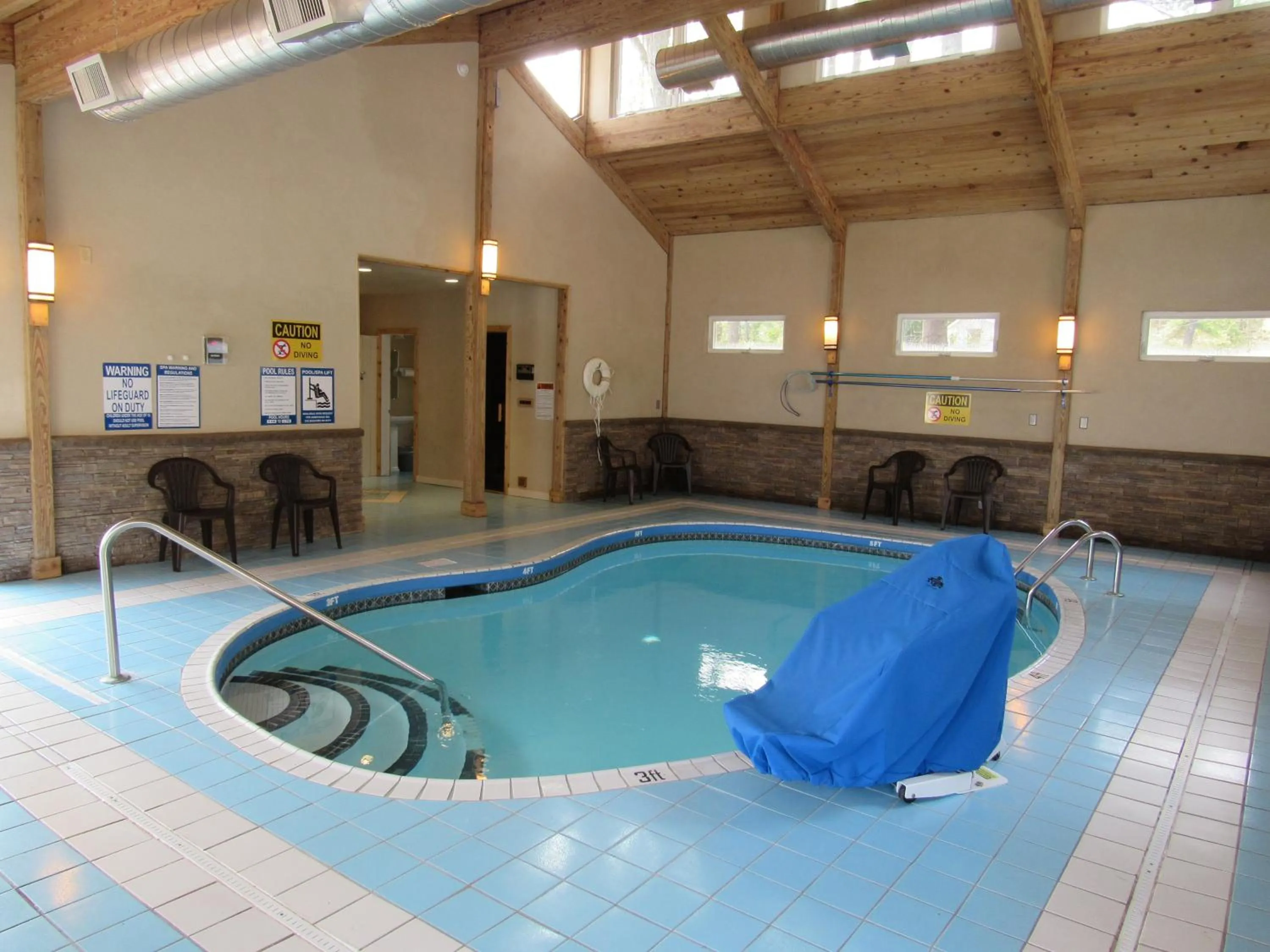 Swimming pool in Lake 'N Pines Motel