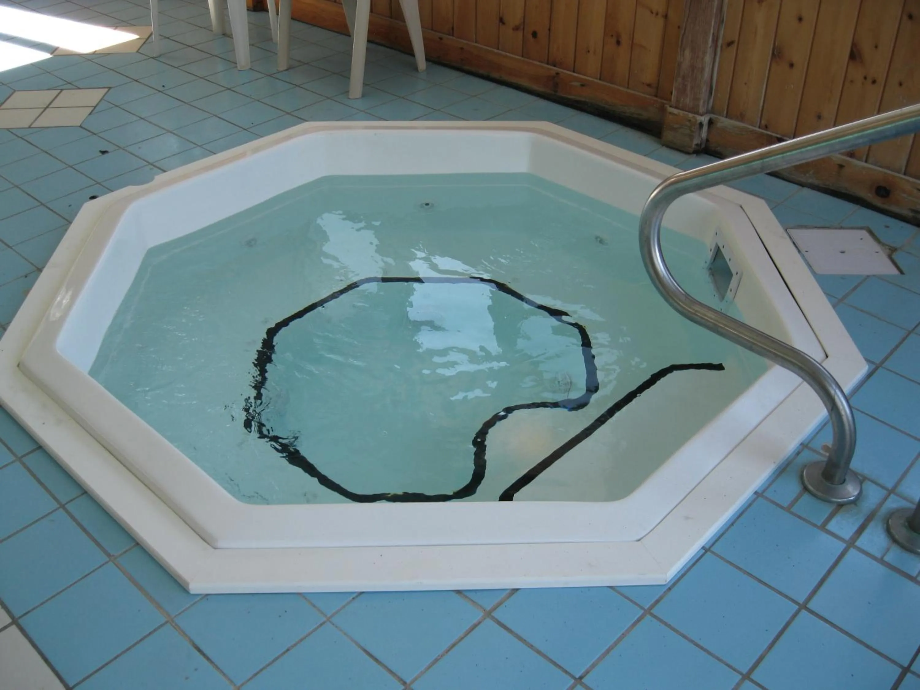 Hot Tub in Lake 'N Pines Motel