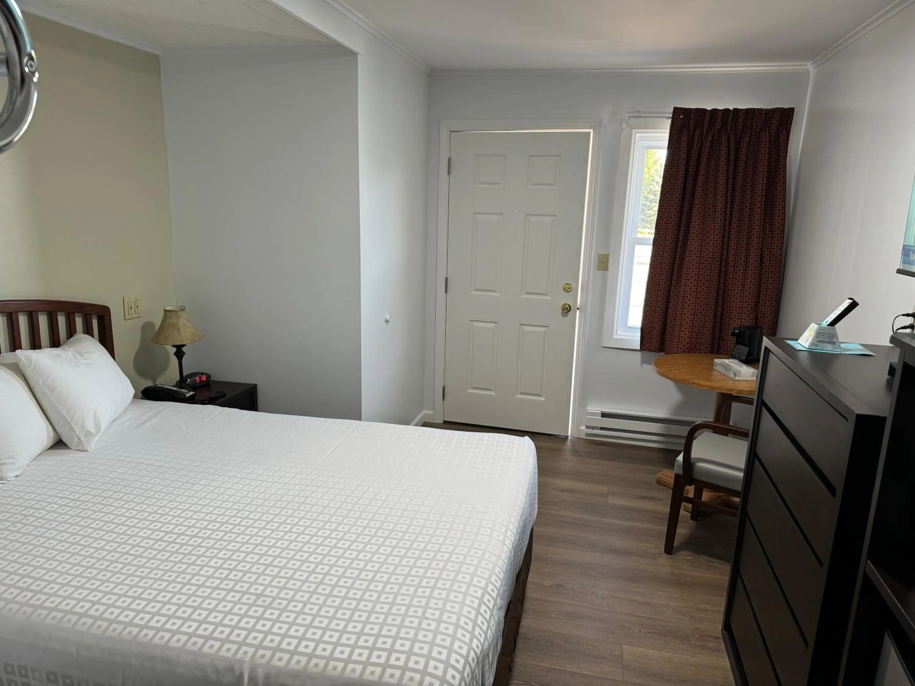 Photo of the whole room, Bed in Lake 'N Pines Motel